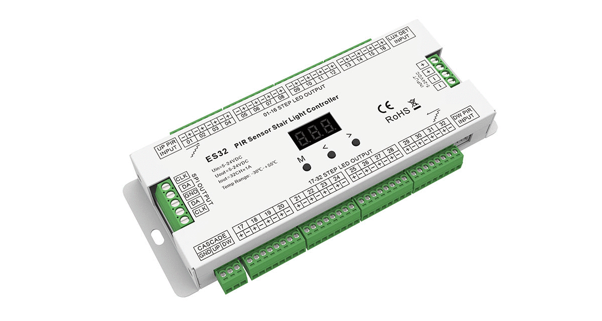 ES32 Treppenlicht Controller Perspektive ES32 Treppenlicht Controller für LED Treppenbeleuchtung mit PIR Sensor in Perspektivansicht 32 Kanal Steuerung