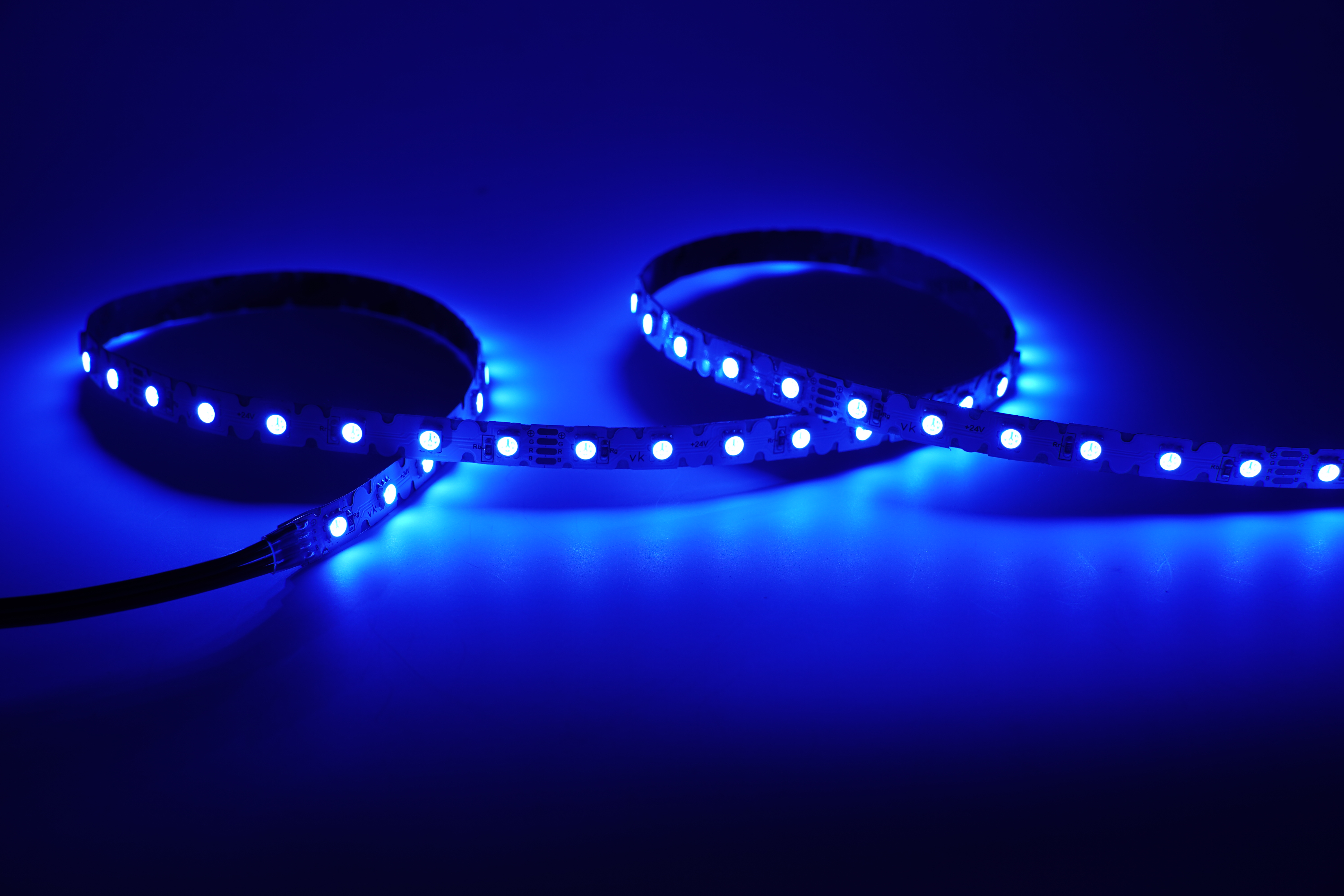 blauer LED Streifen 24V SMD indirekte Beleuchtung mit sichtbaren LEDs für Ambientebeleuchtung Wohnzimmer Decke und Akzentlicht