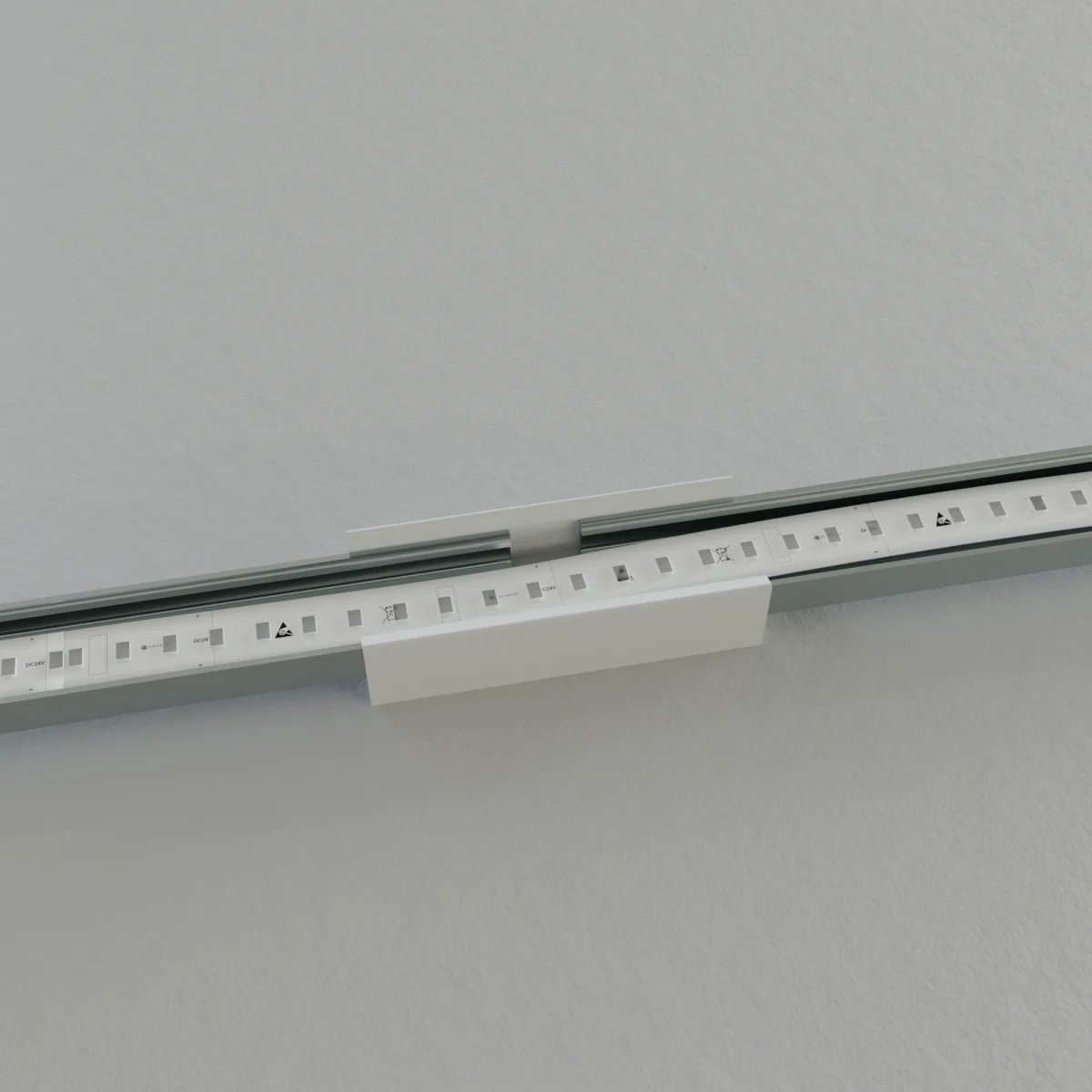 PETG-Geradverbinder 180° im LED Alu-Aufbauprofil EXO-A1-13 montiert – Draufsicht mit eingelegtem LED-Streifen an der Verbindungsstelle zweier Profile