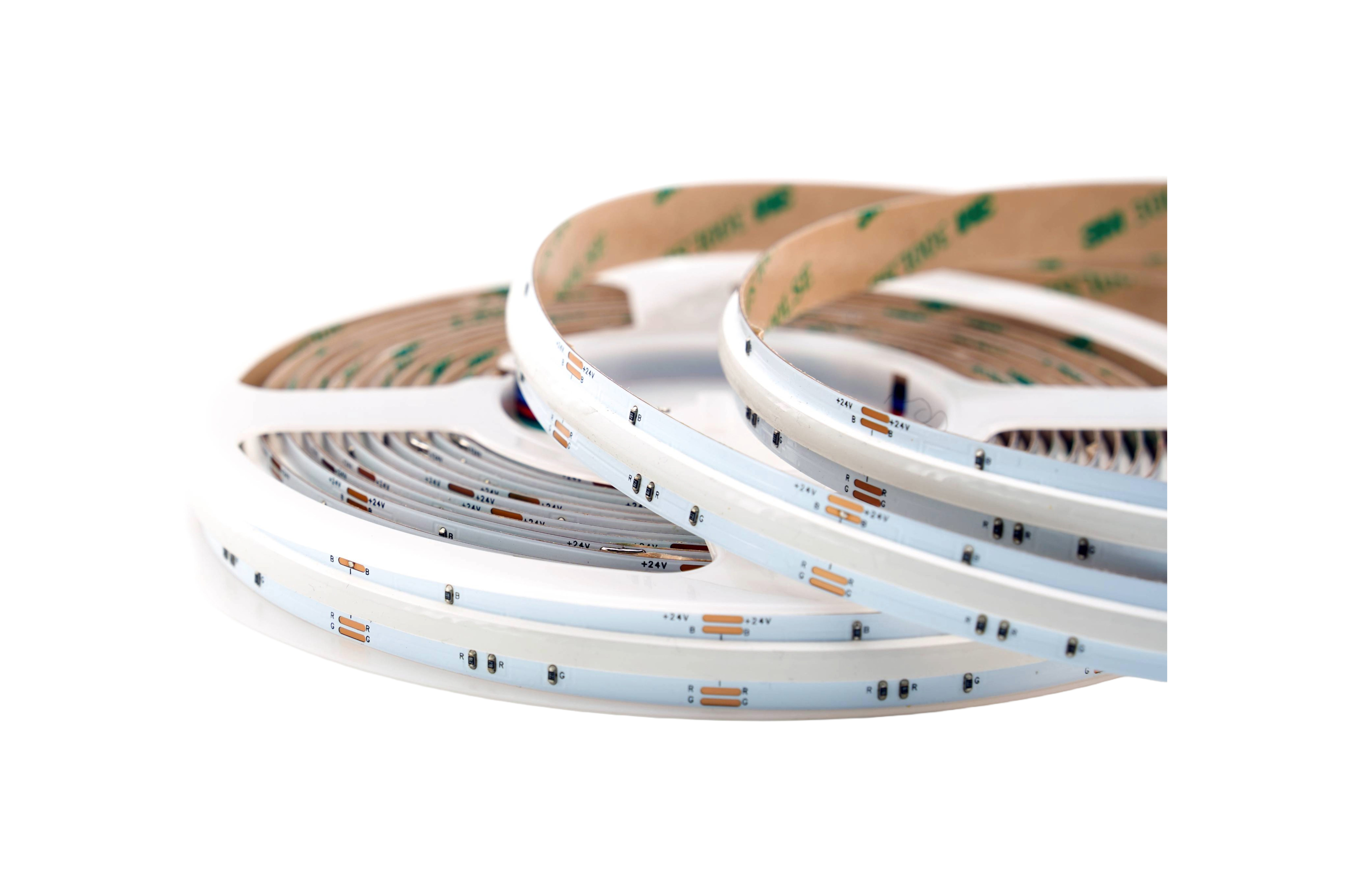 Detailaufnahme eines weißen RGB LED Streifens 12 mm, homogen leuchtend, punktfreies Licht, 1080 LEDs/m, 24 V, breiter 180° Abstrahlwinkel – ideal für Akzent- und Ambientebeleuchtung