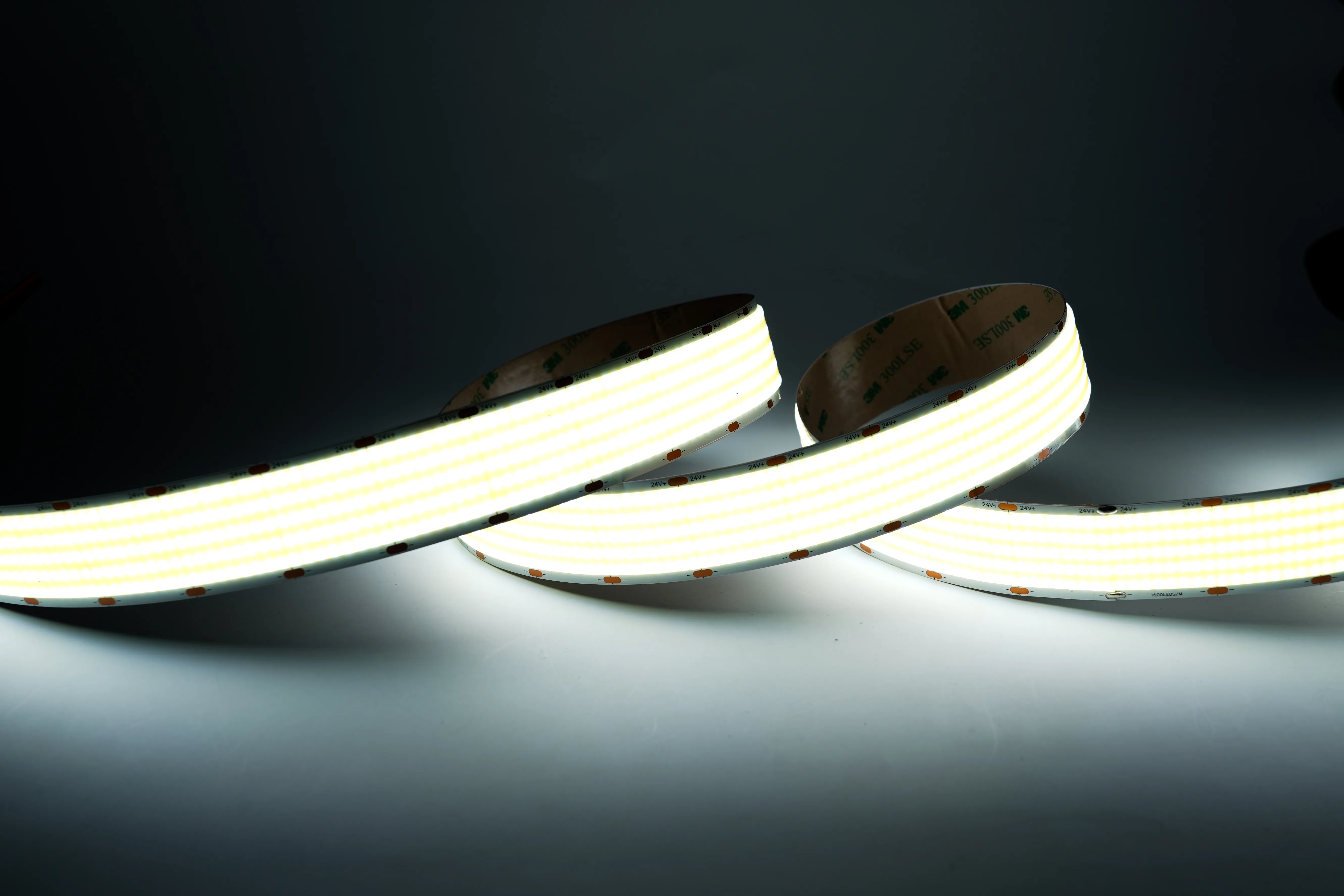 Leuchtender COB LED Streifen 30mm mit 4866 lm/m Lichtleistung und kaltweißem 6000K Licht