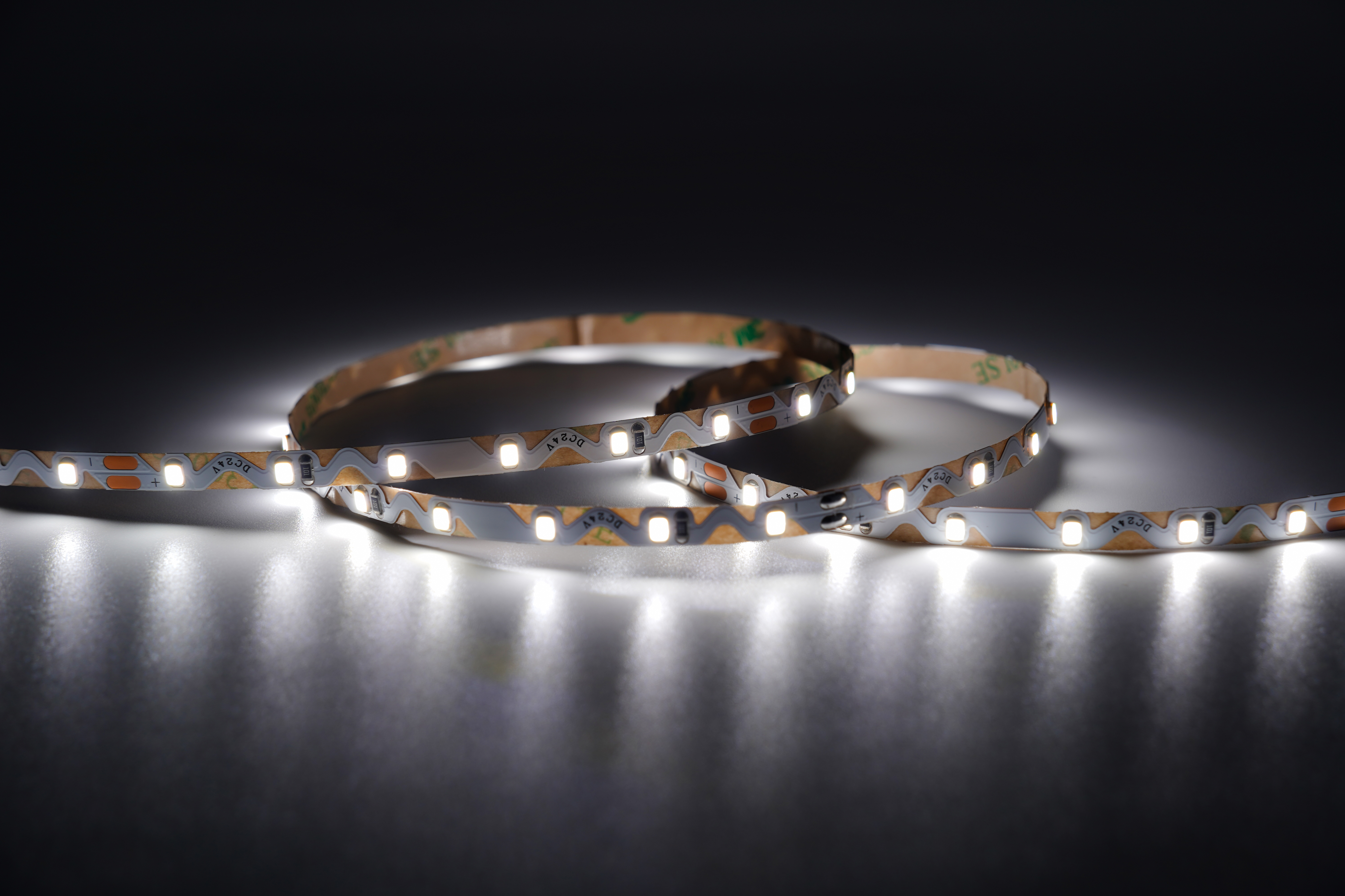 LED ZigZag Streifen 6,6 mm mit 24V – flexibel für Kurven und Rundungen, leuchtender Bending Strip mit 60 LEDs pro Meter für Werbung und Lichtdesign