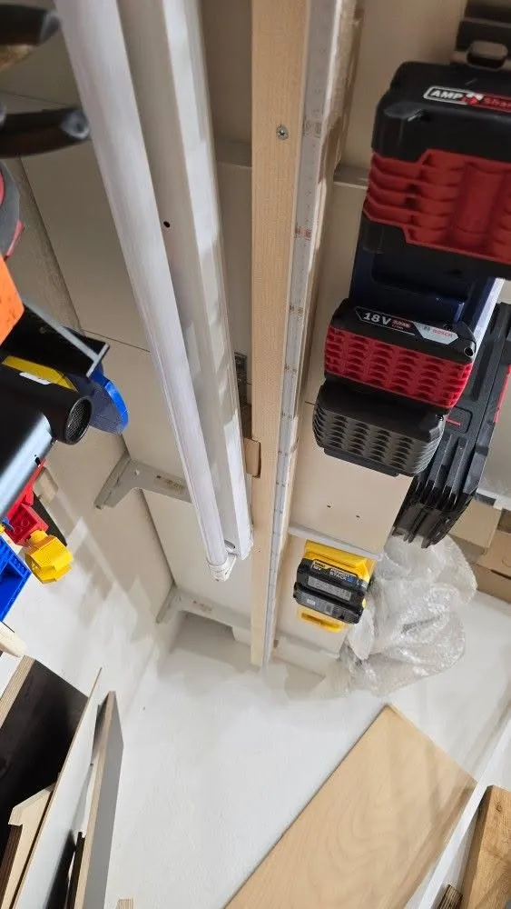 Werkbank Beleuchtung mit LED Streifen im Profil montiert LED Streifen Werkbank Beleuchtung im Aluminiumprofil montiert mit gleichmäßiger Ausleuchtung
