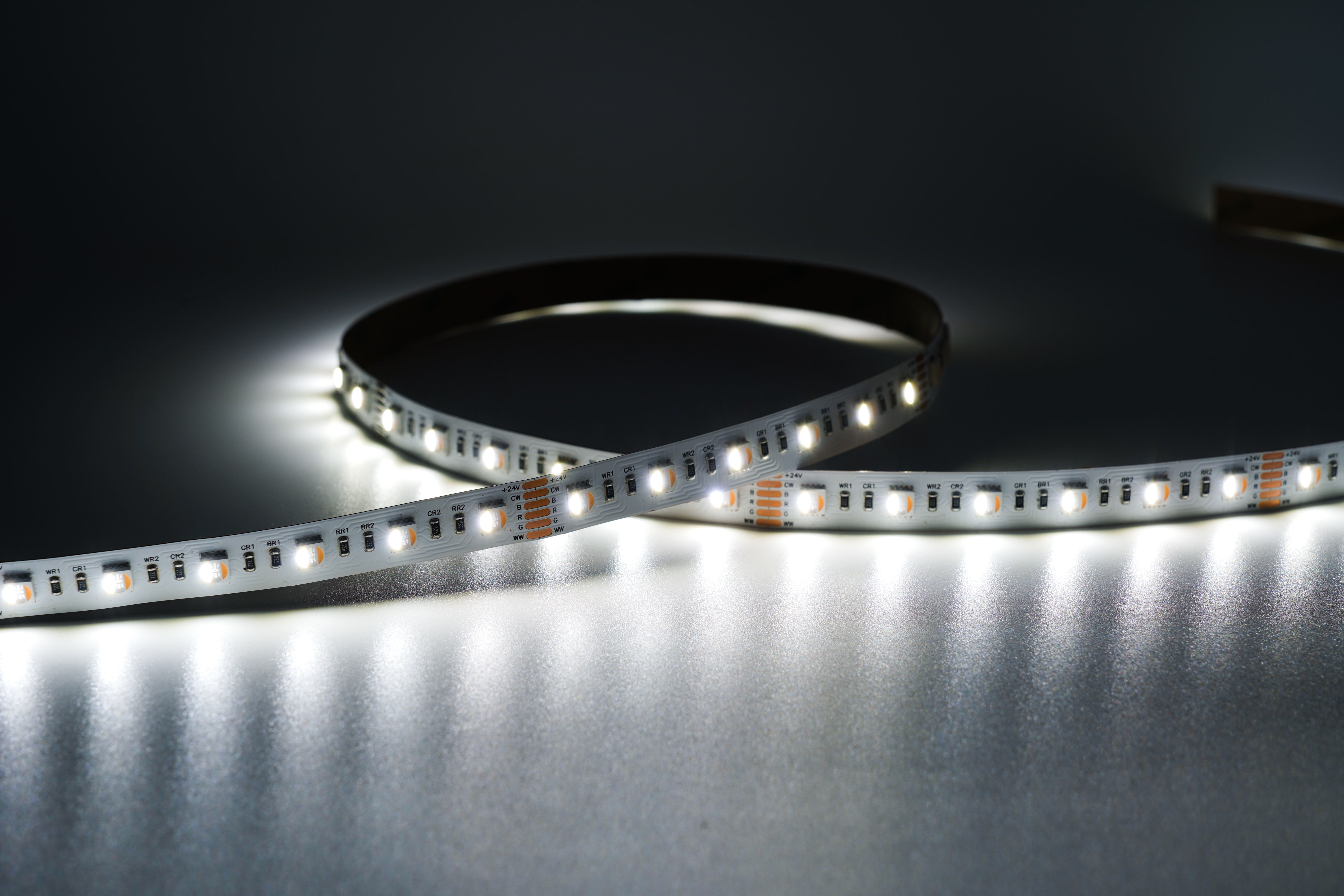 RGBCCT 5-in1 LED-Streifen 12 mm – 60LEDs/m, 24 V, 18 W/m – RGBCCT 2700K-6500K Band mit 120° Abstrahlwinkel
