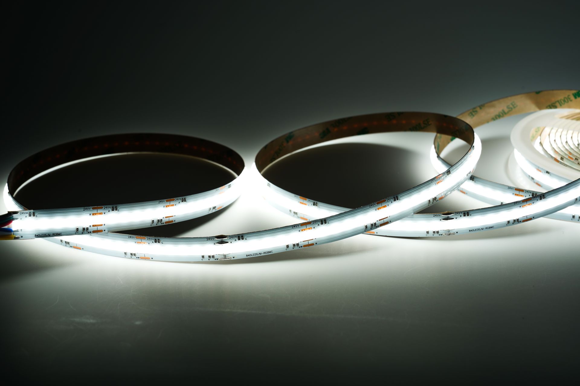 LED Streifen neutralweiss im Vergleich mit unterschiedlichem Lichtbild fuer indirekte Beleuchtung und Lichtplanung