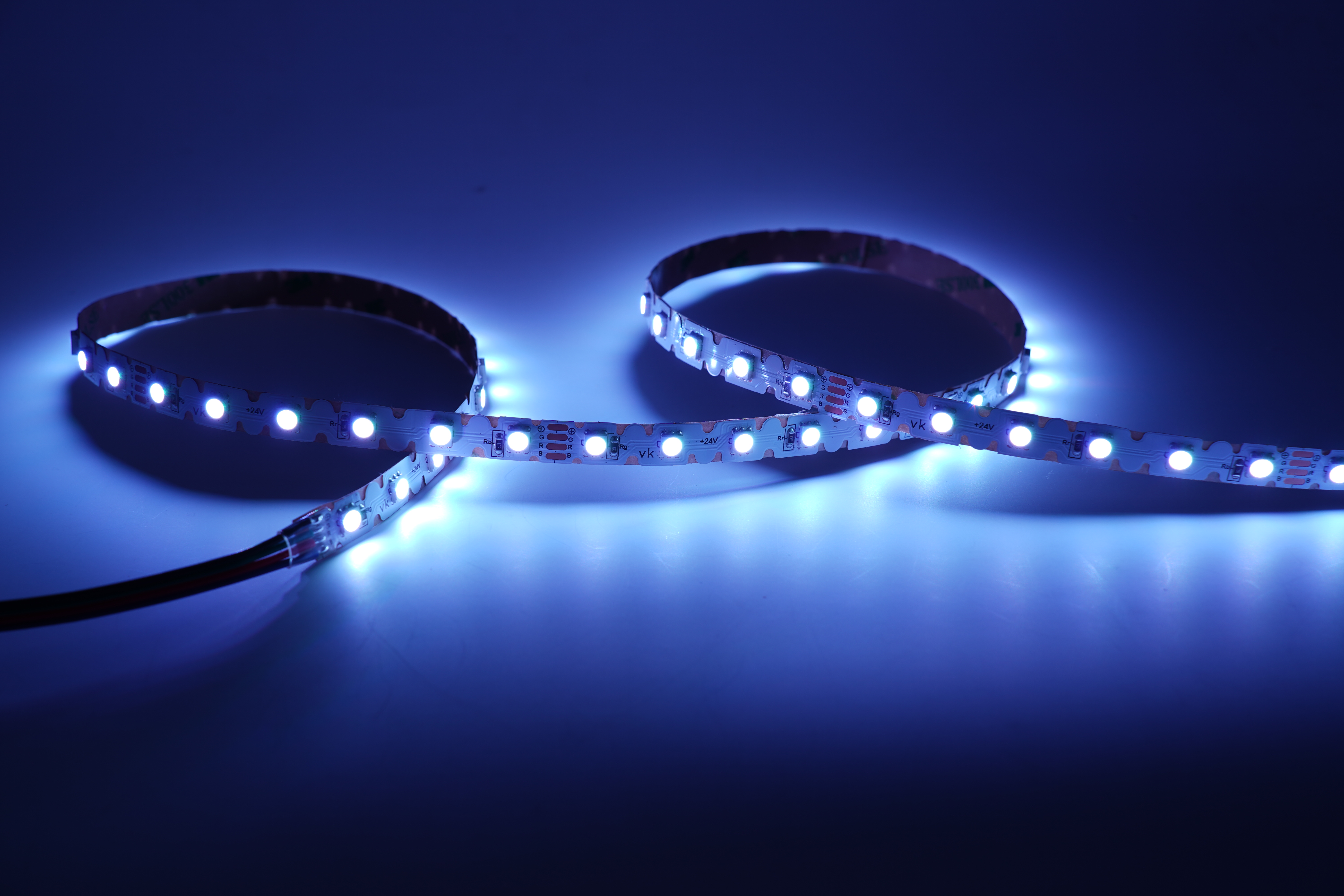 LED Streifen 24V kaltweiß SMD indirekte Beleuchtung mit sichtbaren LEDs für Deckenbeleuchtung Wohnzimmer Küche und Arbeitsplatz