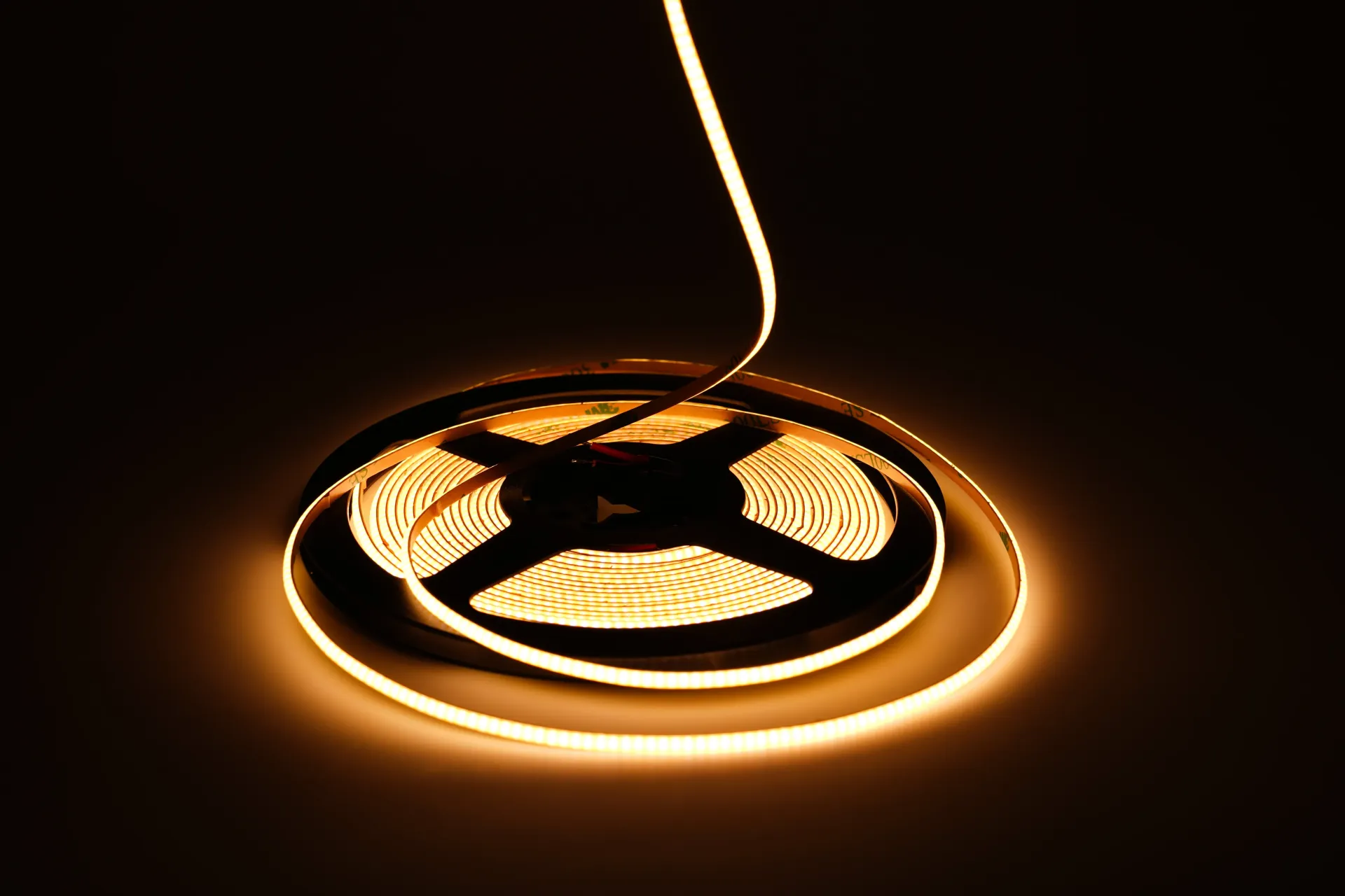 3mm COB LED Streifen Art.-Nr. 22300 mit homogener Lichtlinie Leuchtender 3mm COB LED Streifen Art.-Nr. 22300 mit gleichmäßigem warmweißem Licht