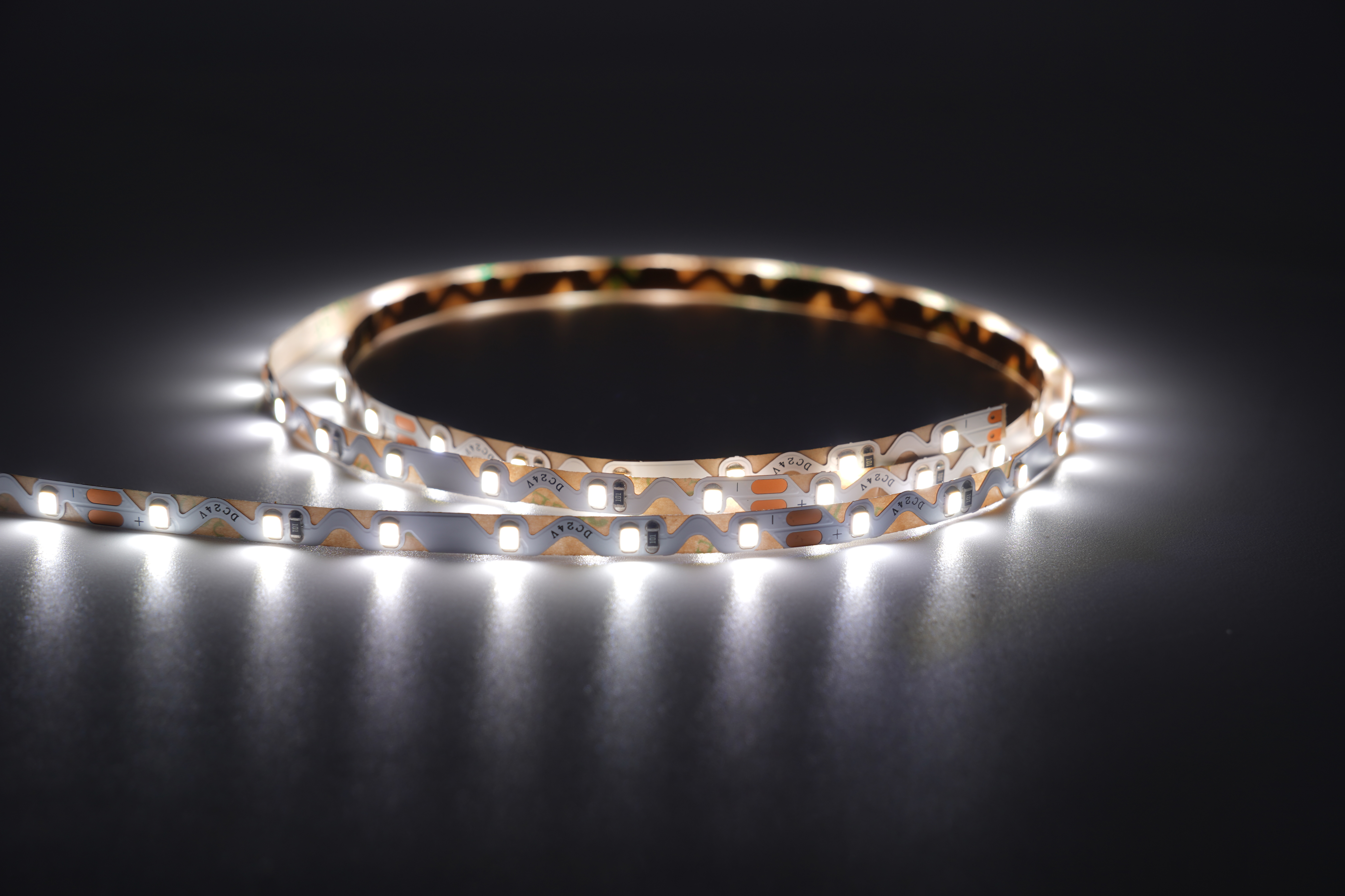 LED-ZigZag Streifen 6,6 mm – 24 V, 60 LEDs/m, 7,2 W/m, 925 lm/m – ideal für Kurven & Rundungen 