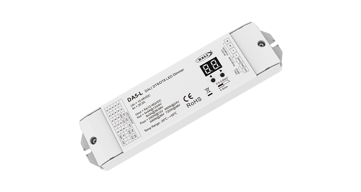 DA5-L DALI DT6/DT8 LED Dimmer – Perspektivansicht 5-Kanal DC 12-48V für LED-Steuerung DA5-L DALI DT6/DT8 LED Dimmer – weißes Flachgehäuse in perspektivischer Schrägansicht, LED OUTPUT- und DALI INPUT-Anschlüsse beidseitig sichtbar, Display und Befestigungsösen, DC 12-48V