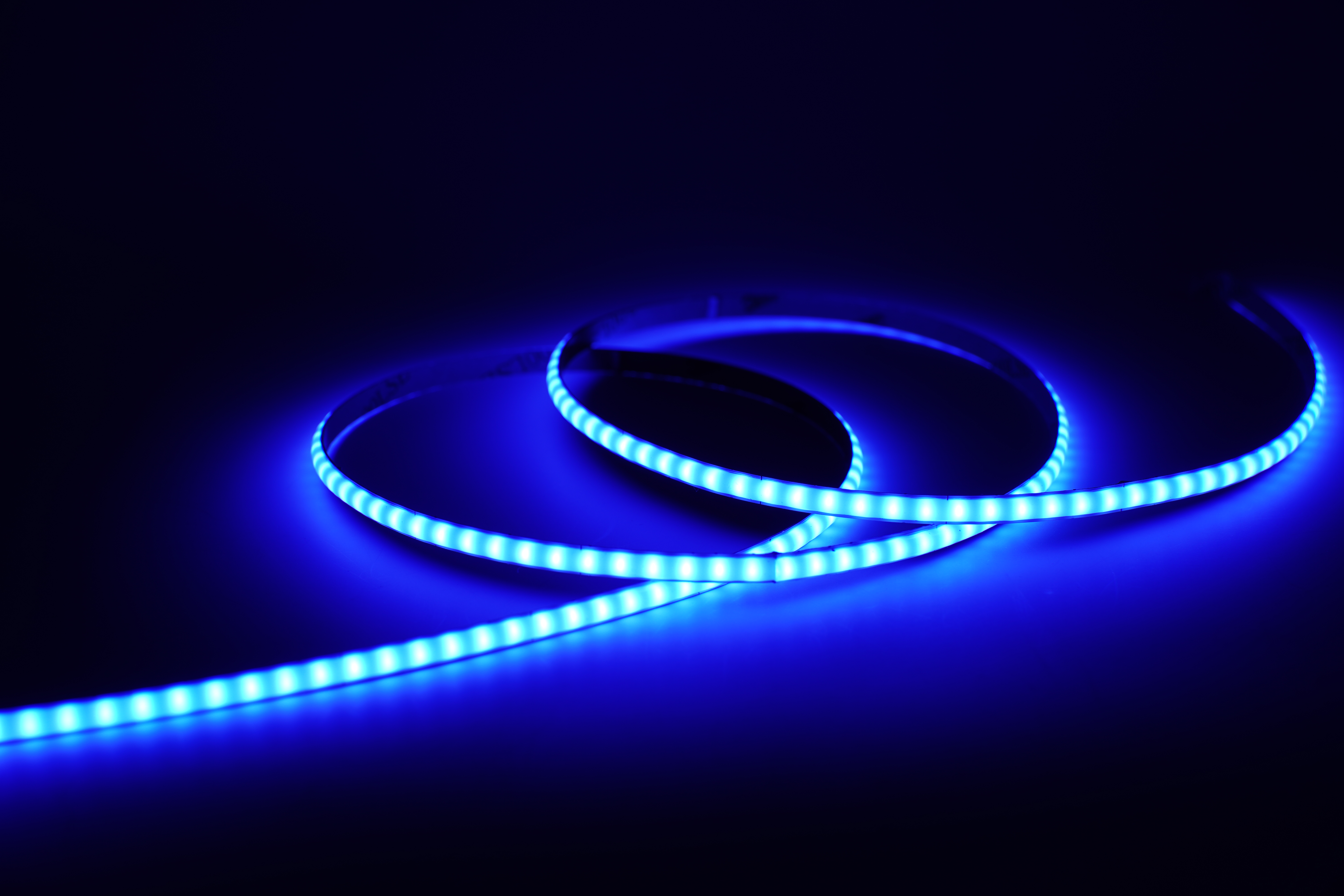 COB RGB LED-Streifen 5 mm – 576 LEDs/m, 24 V, 10 W/m – homogenes RGB Band mit 180° Abstrahlwinkel