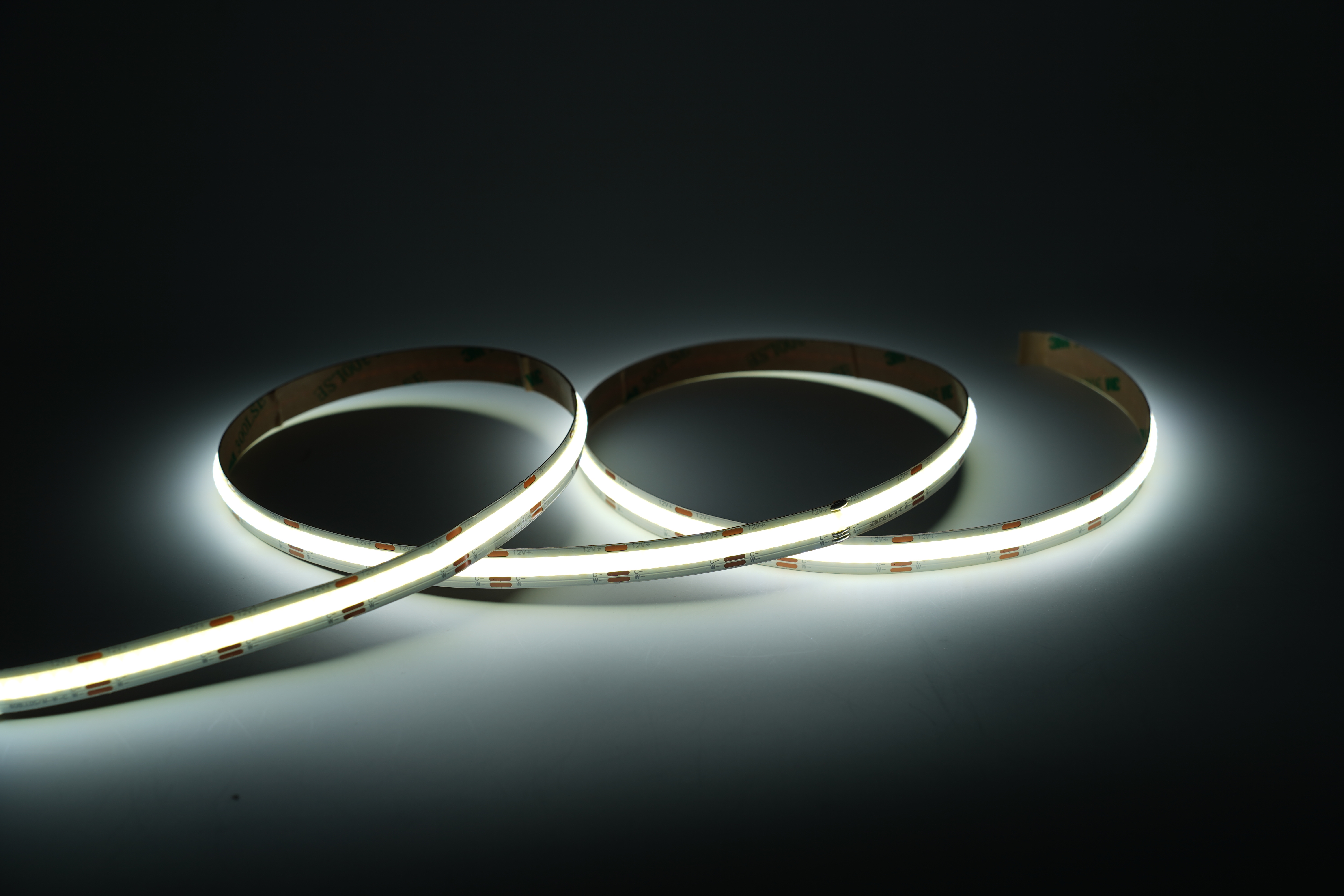 COB LED Streifen mit homogener Lichtlinie und 608 LEDs pro Meter auf 12V Basis