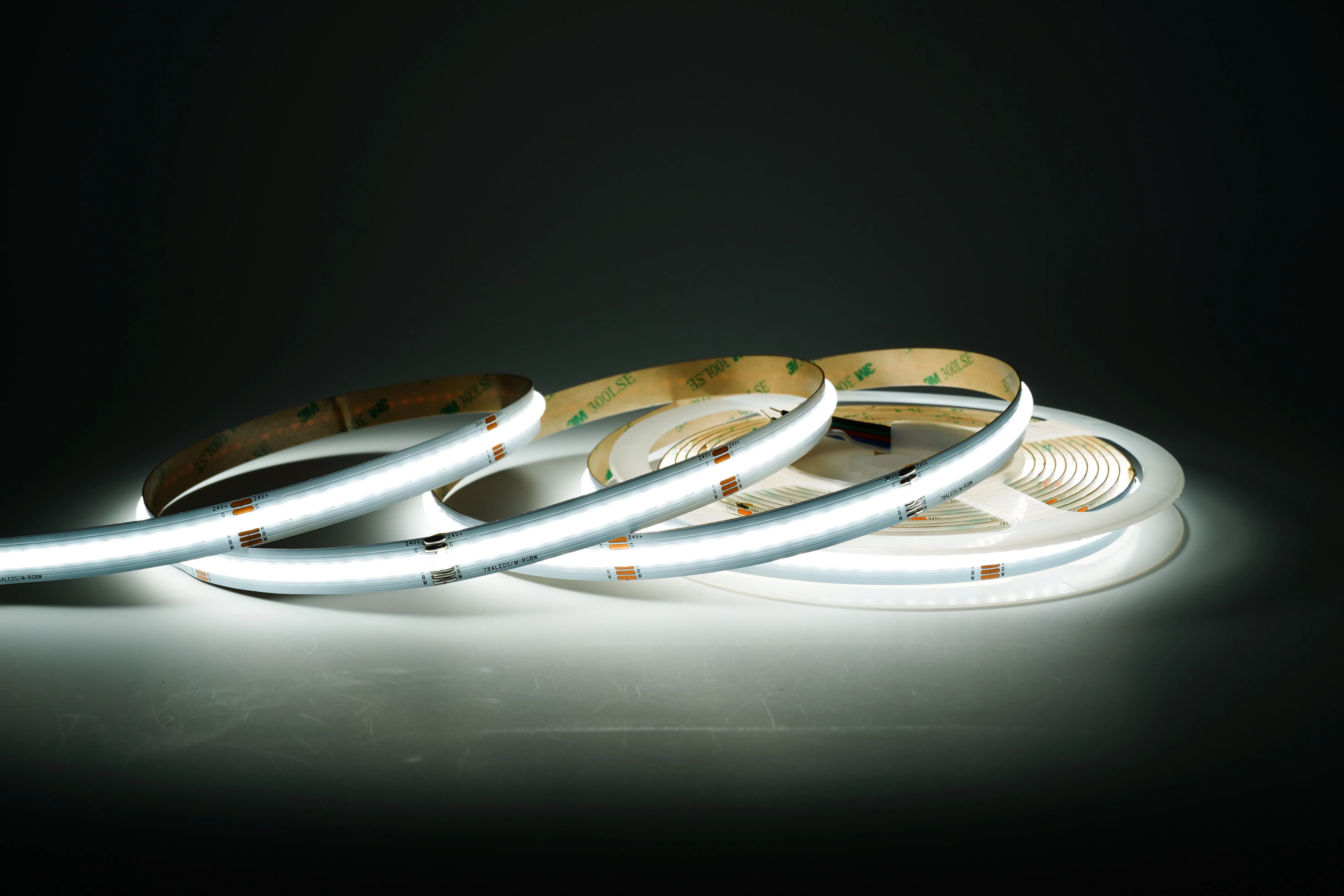 COB RGBW LED-Streifen 12 mm – Lieferumfang 5m Rolle, IP33 & IP65 COB RGBW LED-Streifen 12 mm Lieferumfang – 5-Meter-Rolle mit 3M-Klebeband, verfügbar in IP33 und IP65