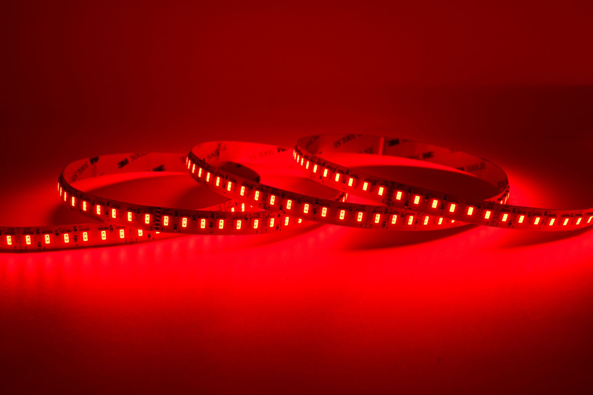 SMD LED Streifen rot mit sichtbaren Lichtpunkten fuer indirekte Beleuchtung und dekorative Lichtakzente