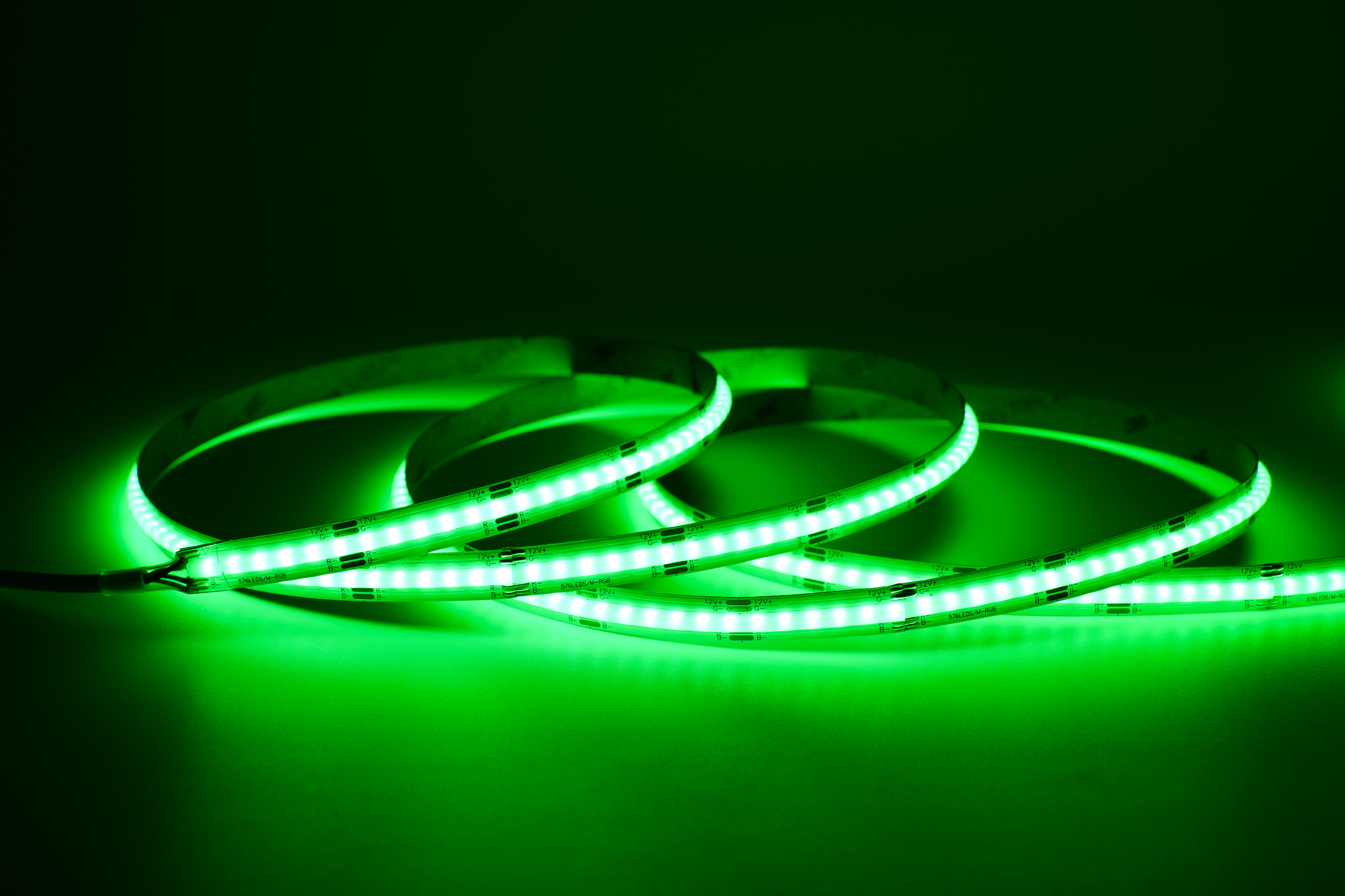RGB LED Streifen 8 mm in kräftigem Grün, homogen leuchtendes RGB LED Band mit 576 LEDs/m, 24 V, 14 W/m und 180° Abstrahlwinkel – ideal für Akzentbeleuchtung, Lichtdesign und moderne Innenraumprojekte