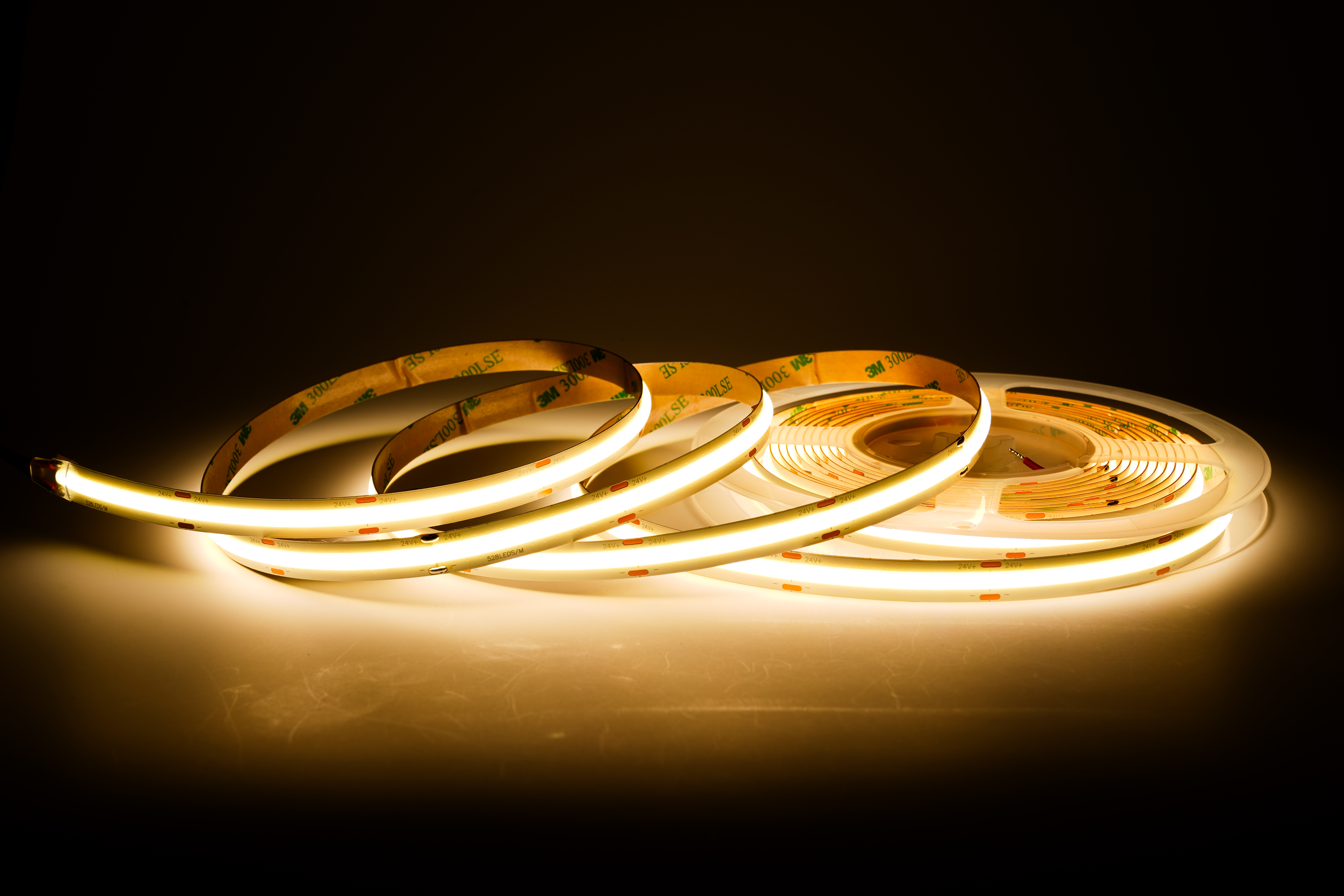 COB LED Streifen 24V mit 528 LEDs pro Meter und 10 mm Breite in warmweißer Lichtfarbe – homogenes, punktfreies Licht, flexibel und ideal für atmosphärische Innenbeleuchtung