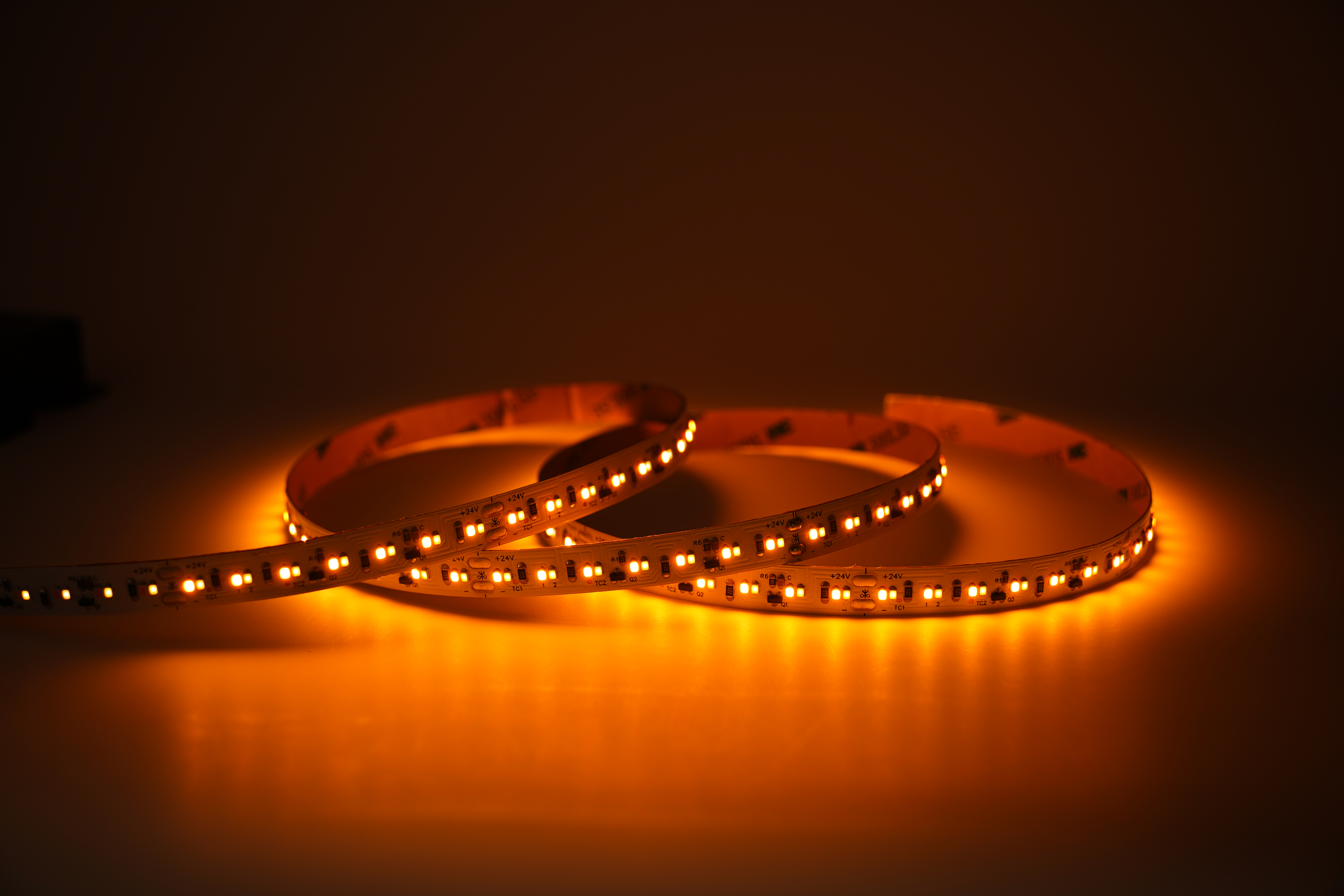 LED Streifen Dimm to Warm in warmem Lichtton leuchtend als indirekte Beleuchtung auf Oberfläche