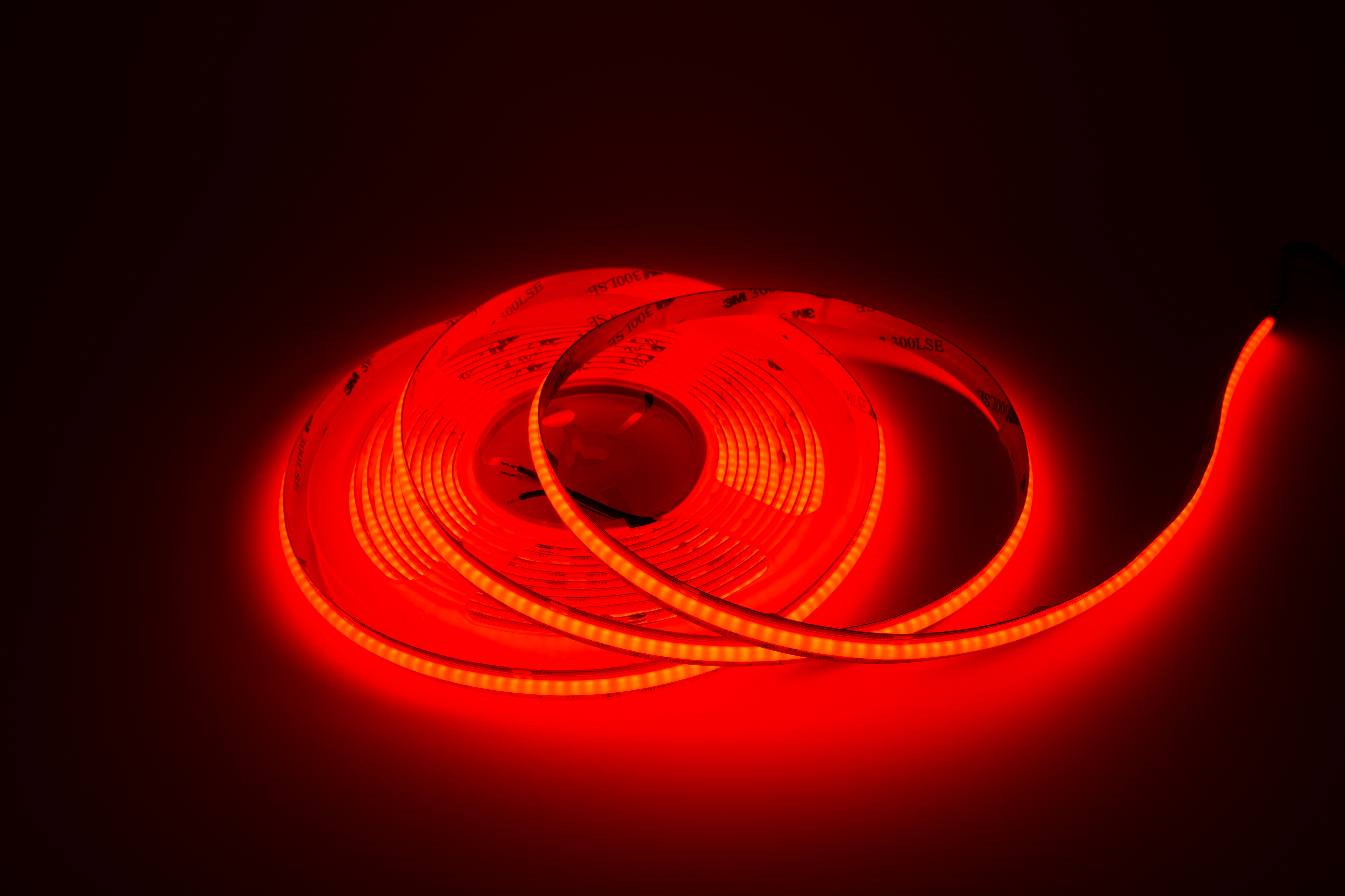 COB RGB LED-Streifen 10 mm mit homogener roter Lichtlinie, 840 LEDs/m, 24 V, punktfreies LED Band mit 180° Abstrahlwinkel – ideal für Akzent- und Ambientebeleuchtung