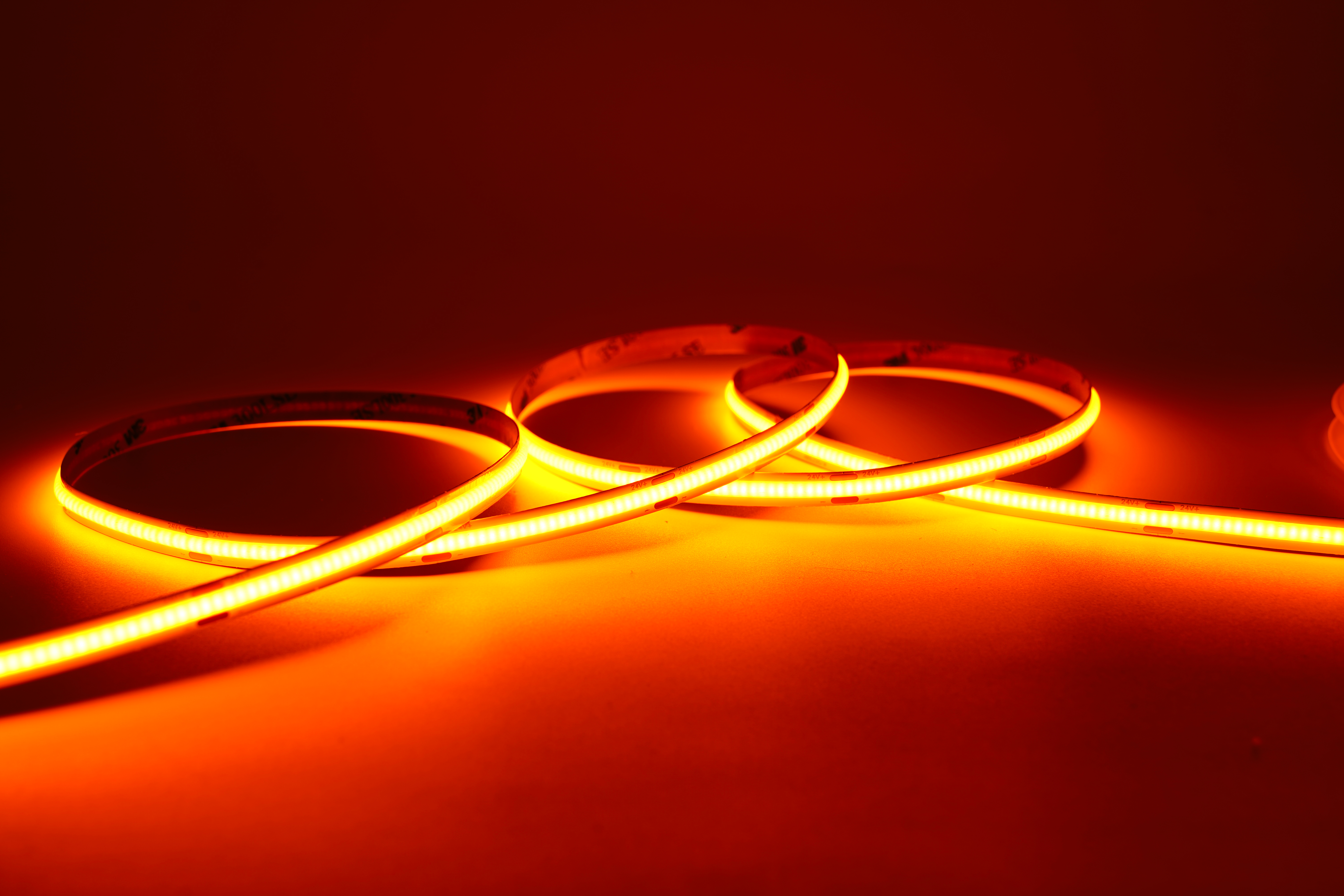 COB LED Streifen 24V – 480 LEDs/m – 8 mm – 10W/m – Orange – IP33 – homogener Lichtstreifen