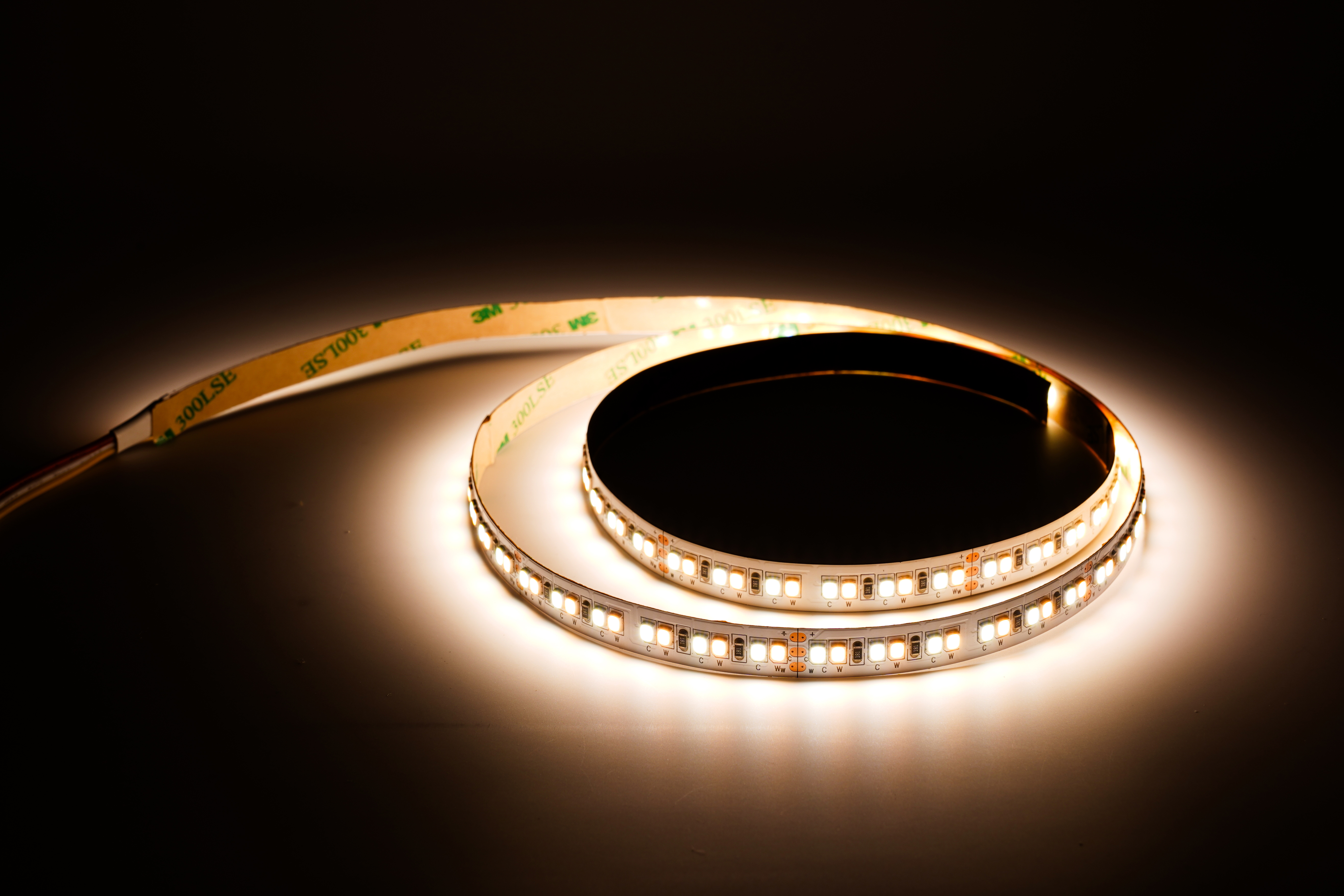 CCT LED Streifen 24V mit 192 LEDs pro Meter in neutralweißer Lichtfarbe rund 4000 K – CRI82, dimmbar, gleichmäßige Lichtverteilung und variable Tunable-White Steuerung für Arbeits- und Wohnbereiche