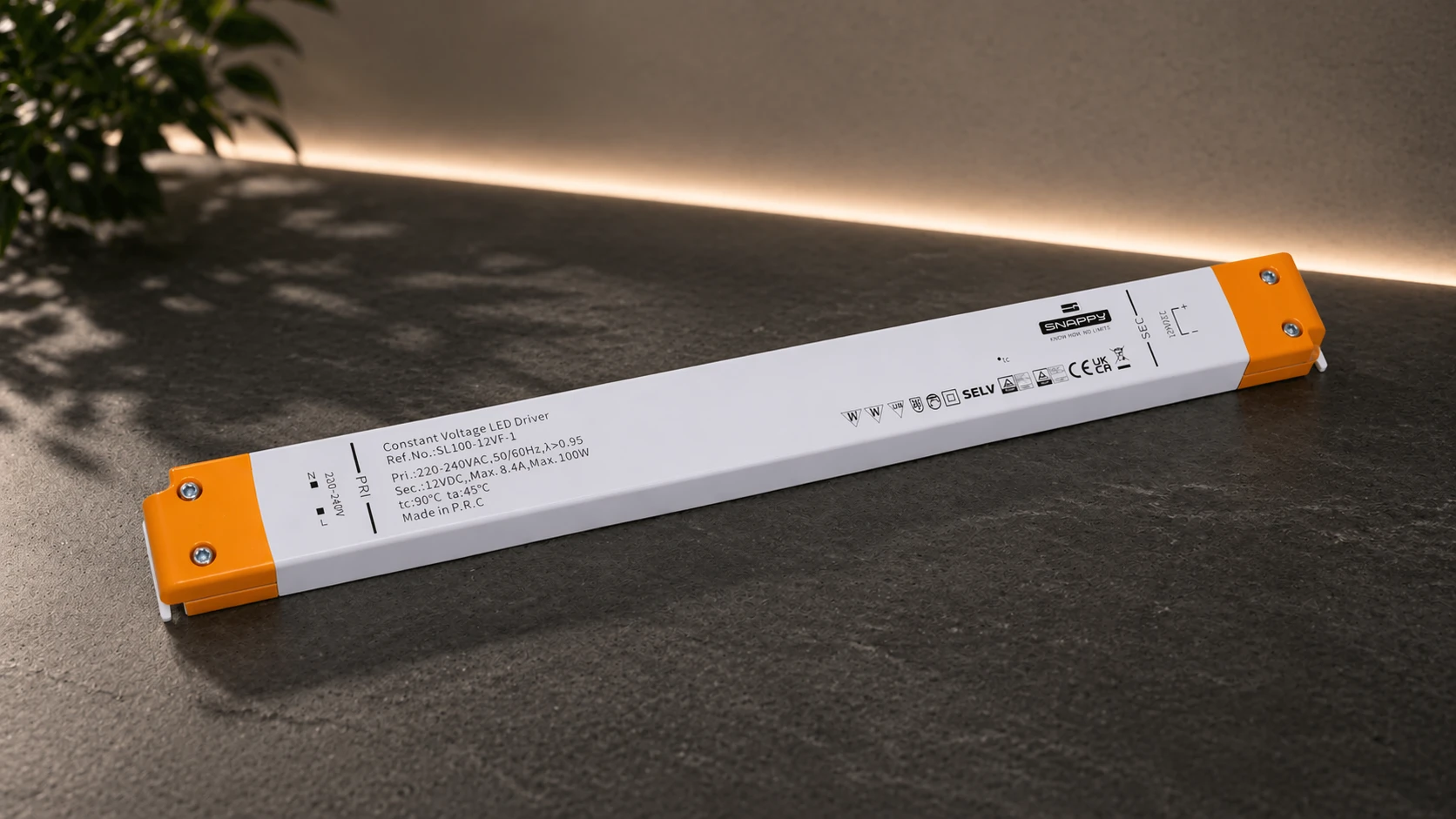 12V Slim LED Netzteil von Snappy in moderner Einbausituation für Möbel und enge Bereiche