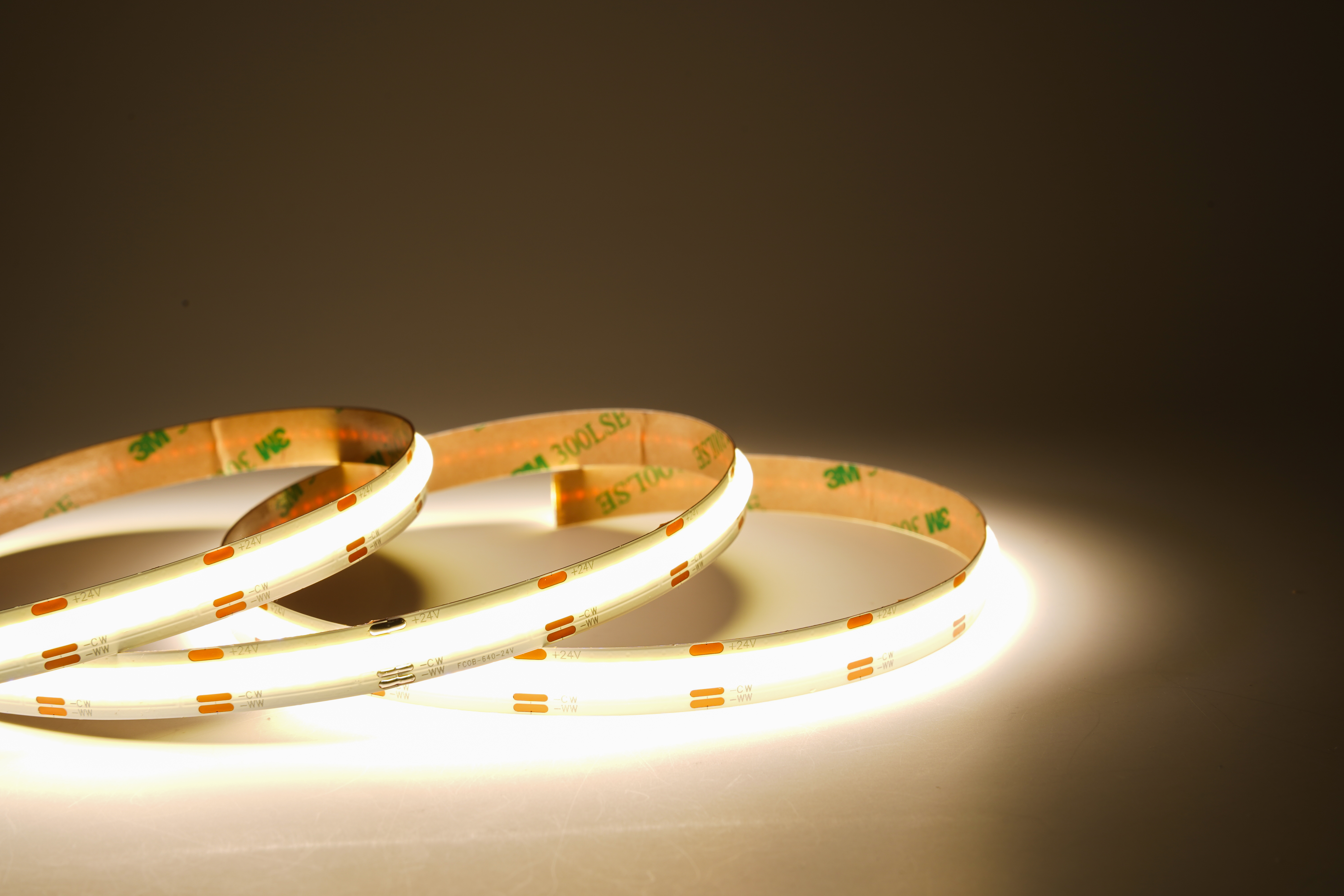 COB CCT LED Streifen 24V mit 640 LEDs/m in einer beleuchteten Darstellung – flexibel abgelegt, homogenes und punktfreies Tunable-White LED Band mit variabler Farbtemperatur