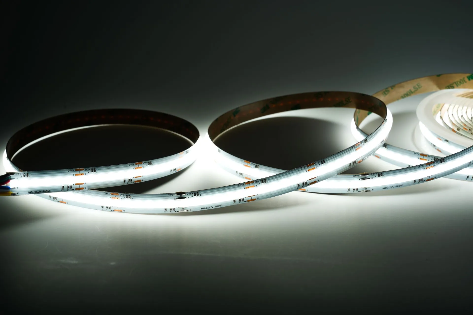 LED Streifen neutralweiss im Vergleich mit unterschiedlichem Lichtbild fuer indirekte Beleuchtung und Lichtplanung