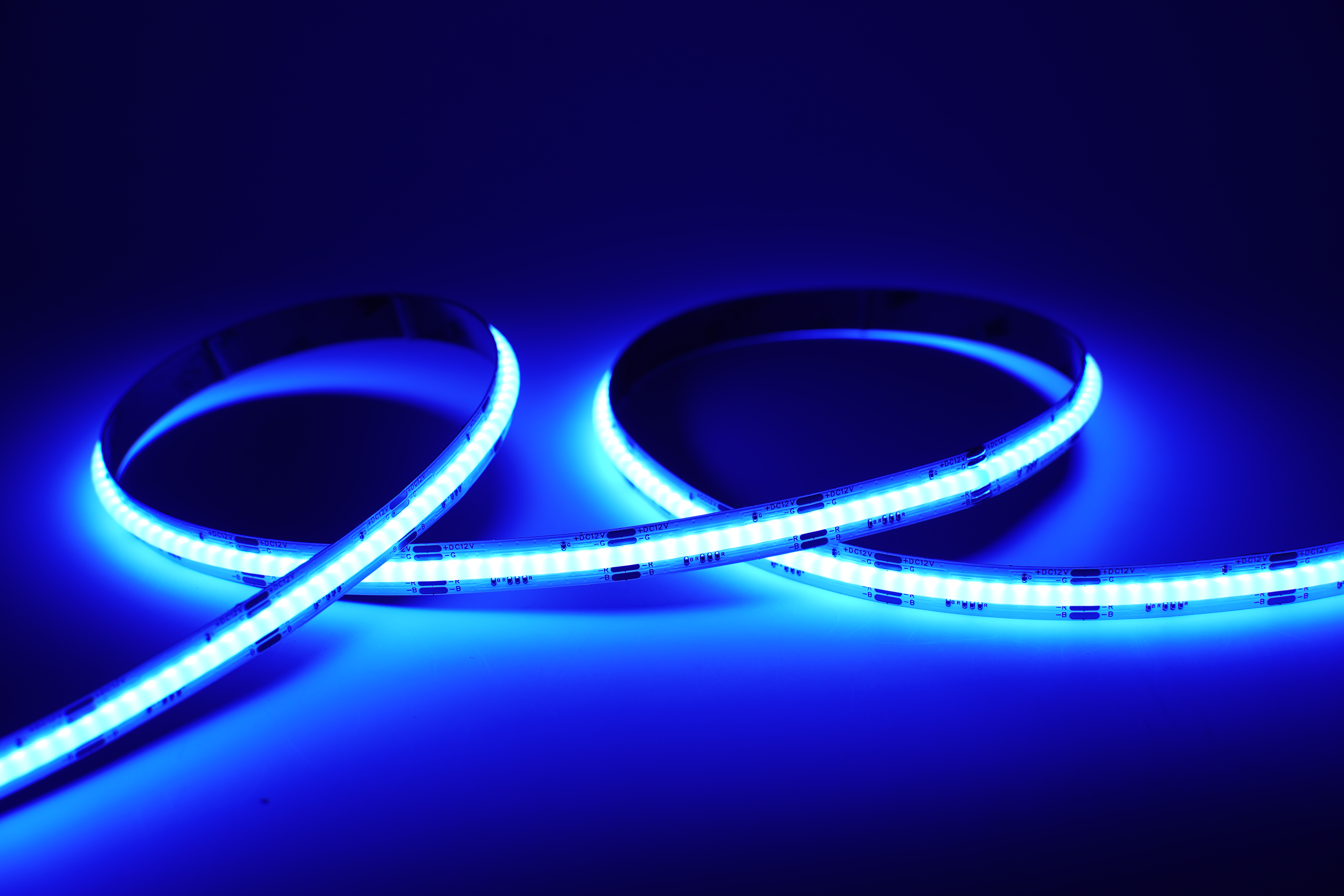 COB RGB LED Streifen 12V mit 810 LEDs pro Meter in blauer Farbe für homogenes punktfreies Licht