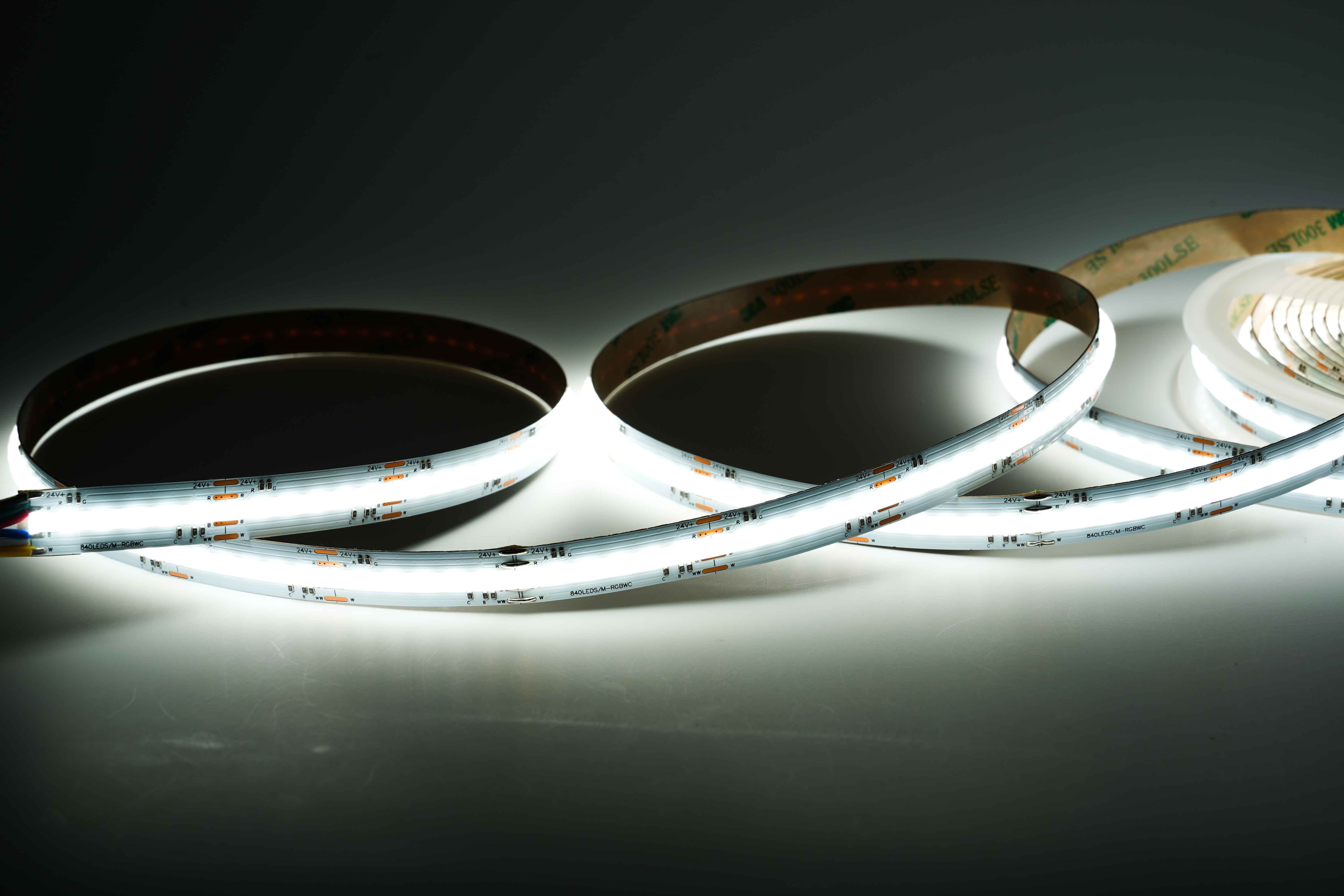 COB RGBCCT LED Streifen 12 mm mit 840 LEDs pro Meter 24 V und homogenem Lichtbild