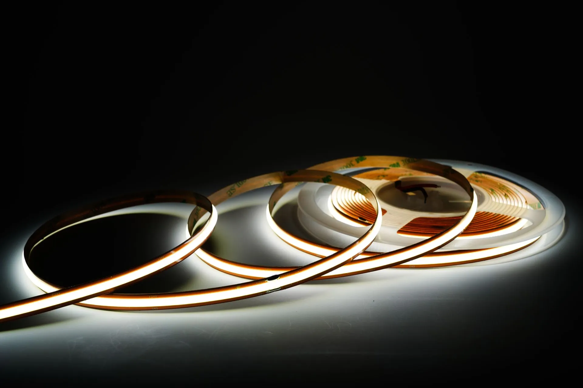 LED Streifen warmweiss mit gleichmaessigem Licht fuer indirekte Beleuchtung und moderne Lichtkonzepte LED Streifen warmweiss mit homogener Lichtlinie fuer indirekte Beleuchtung im Innenraum