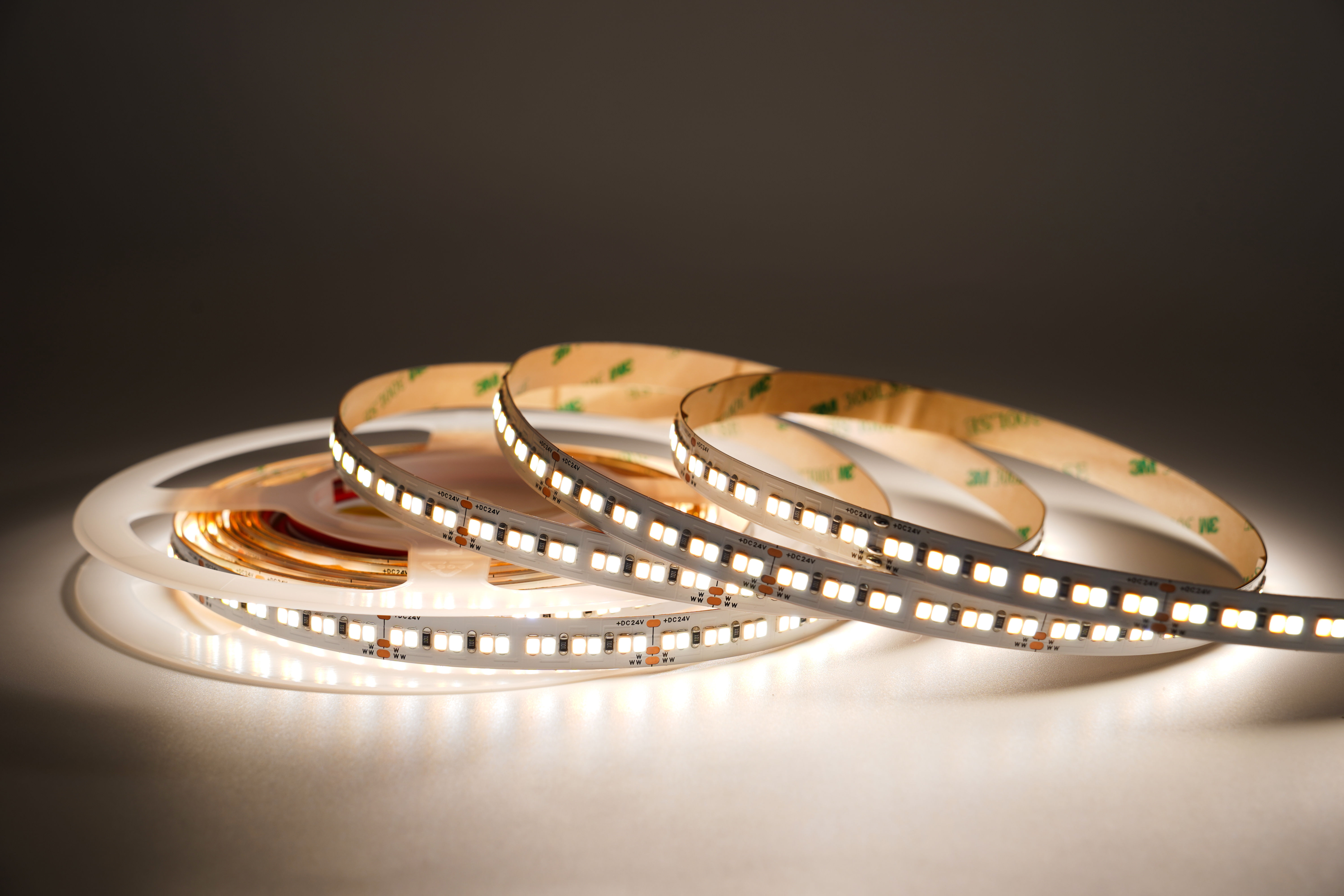 24V CCT LED Streifen mit 240 LEDs pro Meter in neutralweißer Lichtfarbe – hoher CRI95, flexibles Tunable-White LED Band für Wohnräume, Arbeitsbereiche und moderne Innenbeleuchtung