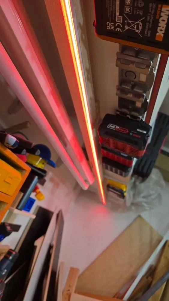 Rote LED Beleuchtung mit RGBW Streifen an der Werkbank RGBW LED Streifen rot in Werkstatt Beleuchtung für farbliche Akzente an der Werkbank