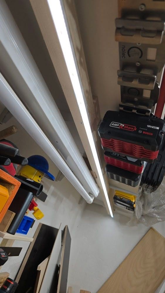 LED Streifen im Aluminiumprofil montiert für Werkbank Beleuchtung mit sauberem Lichtbild