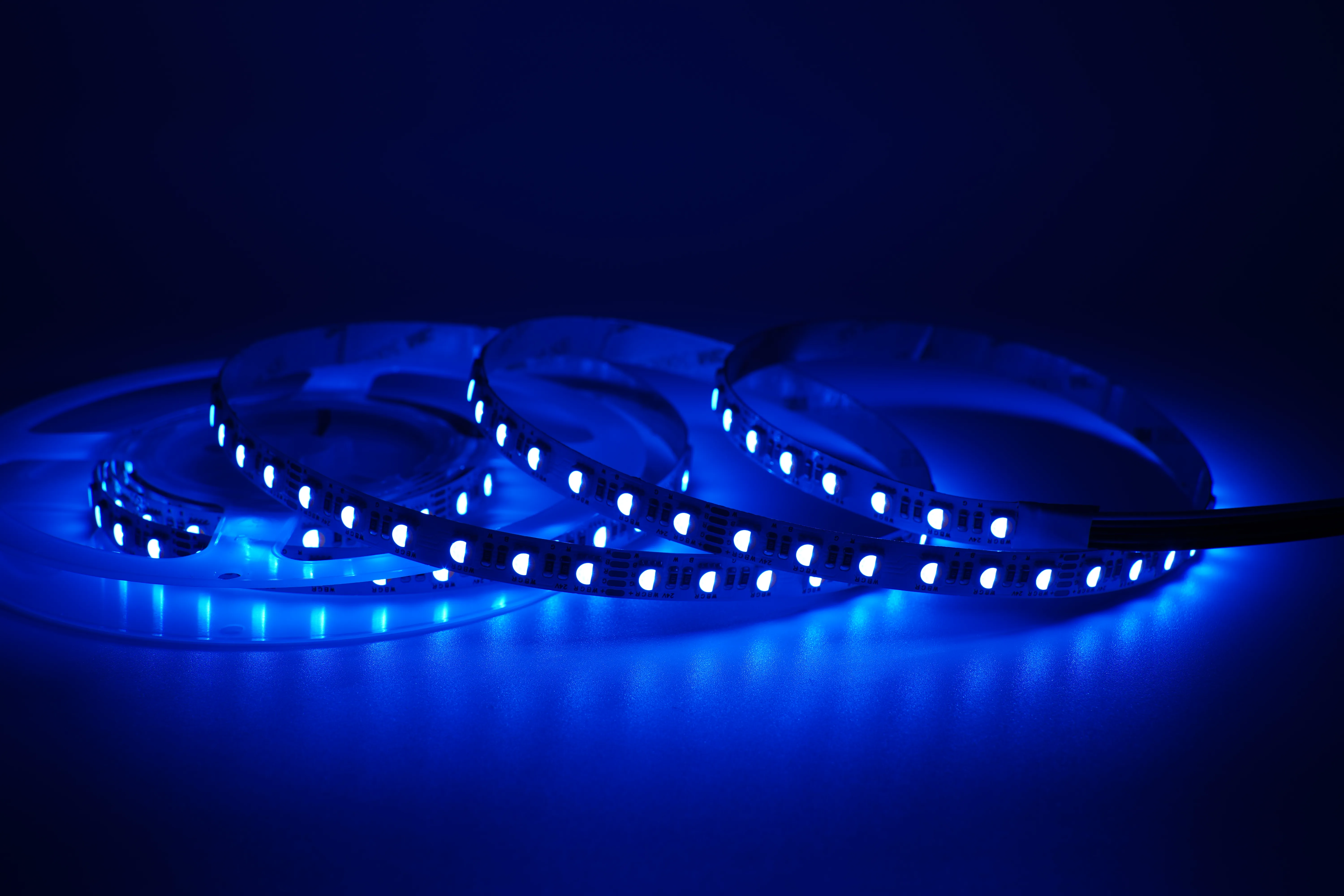 LED Streifen Set RGBW – SMD LED Streifen 24V, 60 LEDs/m, 4-in-1, 18 W/m, 953 lm/m, 5m, RGB + Warmweiß 3000K, CRI 80 – SS100 Netzteil, SZ5 Zigbee 3.0 Controller & C5 Fernbedienung Schwarz