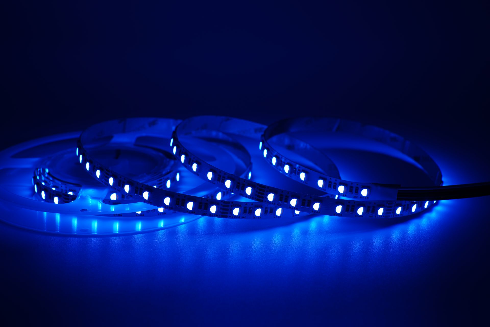 SMD LED Streifen blau mit sichtbaren Lichtpunkten fuer indirekte Beleuchtung und dekorative Akzentbeleuchtung