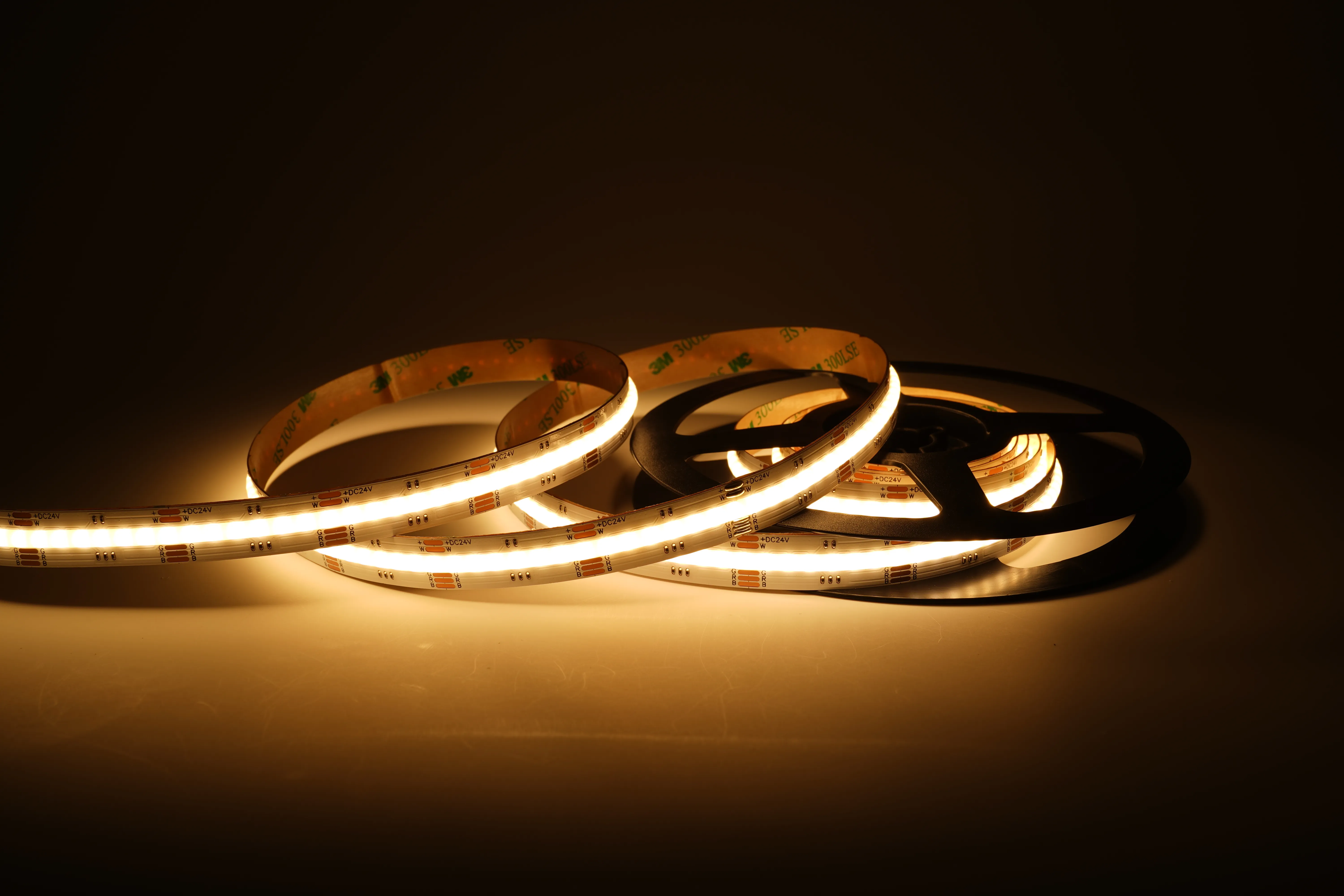 COB RGBW LED Streifen 12 mm 24 V warmweiß homogen COB RGBW LED Streifen 12 mm 24 V mit warmweißem Licht und homogenem, punktfreiem Lichtband