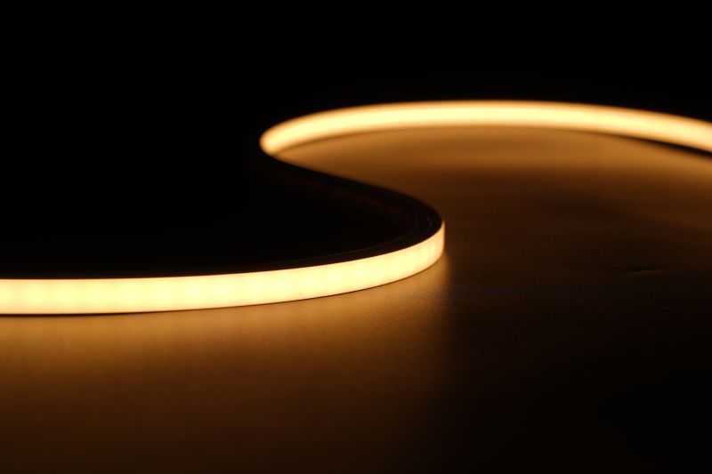LED Neon Tube 10x10mm warmweiß leuchtend als indirekte Beleuchtung, flexibler Silikon Schlauch 24V IP67