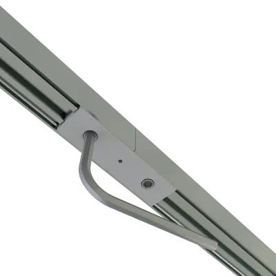 Geradverbinder EXO-A2 montiert mit Halteklammer – Nahaufnahme PETG-Geradverbinder 180° im LED Einbauprofil EXO-A2 montiert – Nahaufnahme der Verbindungsstelle mit Halteklammer an der Profilunterseite