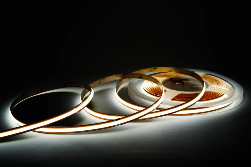 Leuchtender COB Free Cut LED Streifen 8mm Art.-Nr. 22319 mit neutralweißem 4000K Licht und punktfreier Lichtlinie
