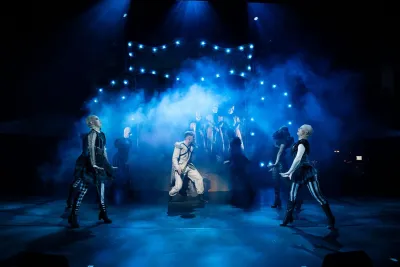 led-buehnenbeleuchtung-blau-nebel-dmx-theater