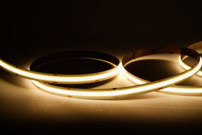 COB LED Streifen 24V mit 528 LEDs/m in warmweißer Beleuchtung – 10 mm breit, homogenes und punktfreies Licht, ideal für dekorative Innenbeleuchtung und akzentuierte Lichtlinien
