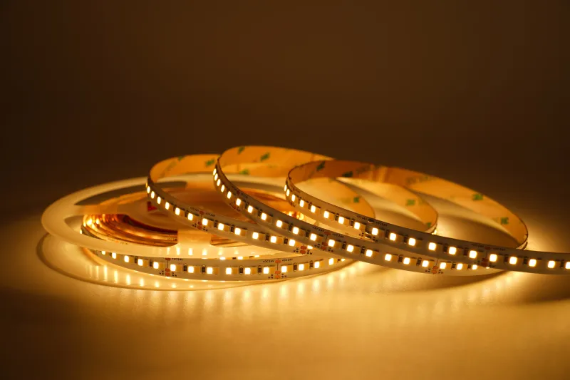 24V CCT LED Streifen mit 240 LEDs pro Meter in warmweißer Lichtfarbe – hoher CRI95, flexible Tunable-White Steuerung und gleichmäßige Lichtverteilung für gemütliche Innenbeleuchtung und Ambiente-Licht