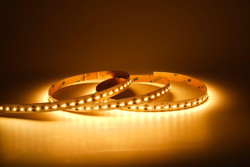 LED Streifen Dimm to Warm mit heller Lichtfarbe und gleichmäßiger Ausleuchtung als Ambientebeleuchtung