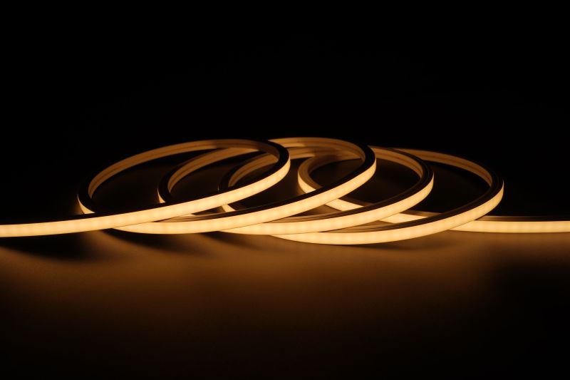 LED Neon Tube 10x10mm warmweiß als Ambientebeleuchtung, flexibler Silikon Schlauch 24V IP67 in 5m Rolle