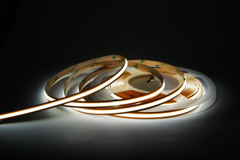 Nahaufnahme COB Free Cut LED Streifen 8 mm – hochdichte Chip-on-Board Leiterbahn mit 528 LEDs/m für gleichmäßiges, punktfreies Licht
