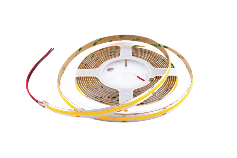 COB LED Streifen 24V mit 528 LEDs pro Meter und 10 mm Breite auf Rolle – homogenes, punktfreies LED Band als unbeleuchtete Produktaufnahme, ideal für Innenraum- und Detailbeleuchtung