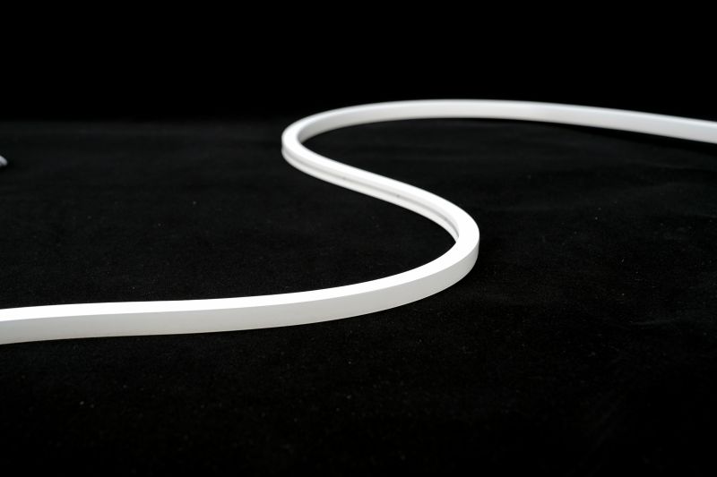 Flexible LED Neon Tube 10x10mm aus Silikon für 24V LED Streifen, IP67 wasserdicht als gebogene Lichtlinie