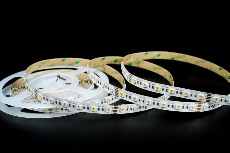 RGBCCT 5-in1 LED-Streifen 12 mm – 60LEDs/m, 24 V, 18 W/m – RGBCCT 2700K-6500K Band mit 120° Abstrahlwinkel