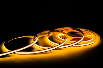 Leuchtender COB Free Cut LED Streifen 2700K warmweiß mit homogener punktfreier Lichtlinie
