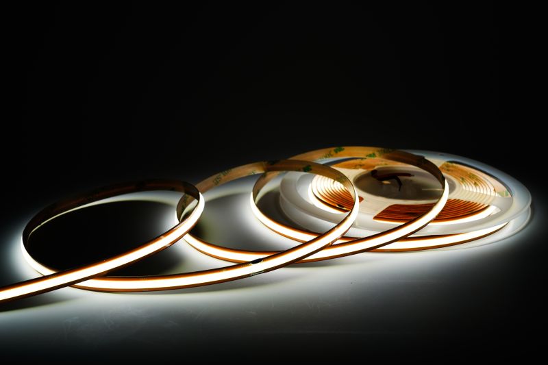 COB Free Cut LED Streifen 8 mm im Einsatz – Maßgrafik und Anwendungsbeispiel für Möbelbau, Vitrinen und enge Lichtkanäle