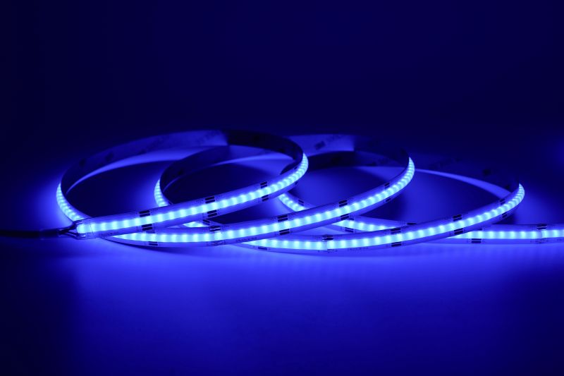 RGB LED Streifen 8 mm in intensivem Blauton, homogen leuchtend ohne sichtbare Punkte, 24 V, 576 LEDs/m, flexibles LED Band mit breitem 180° Abstrahlwinkel – ideal für Akzent- und Ambientebeleuchtung